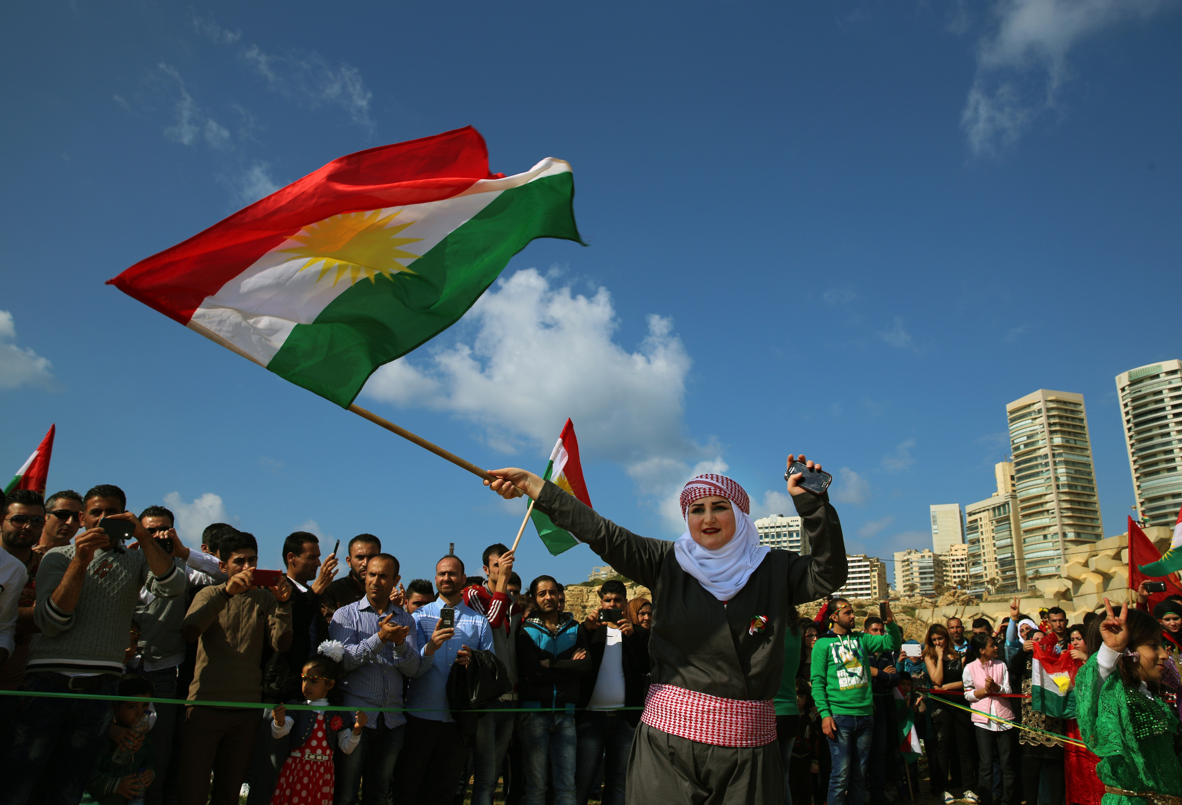 Một phụ nữ người Kurd ở Syria cầm cờ. (Nguồn: Getty Images)
