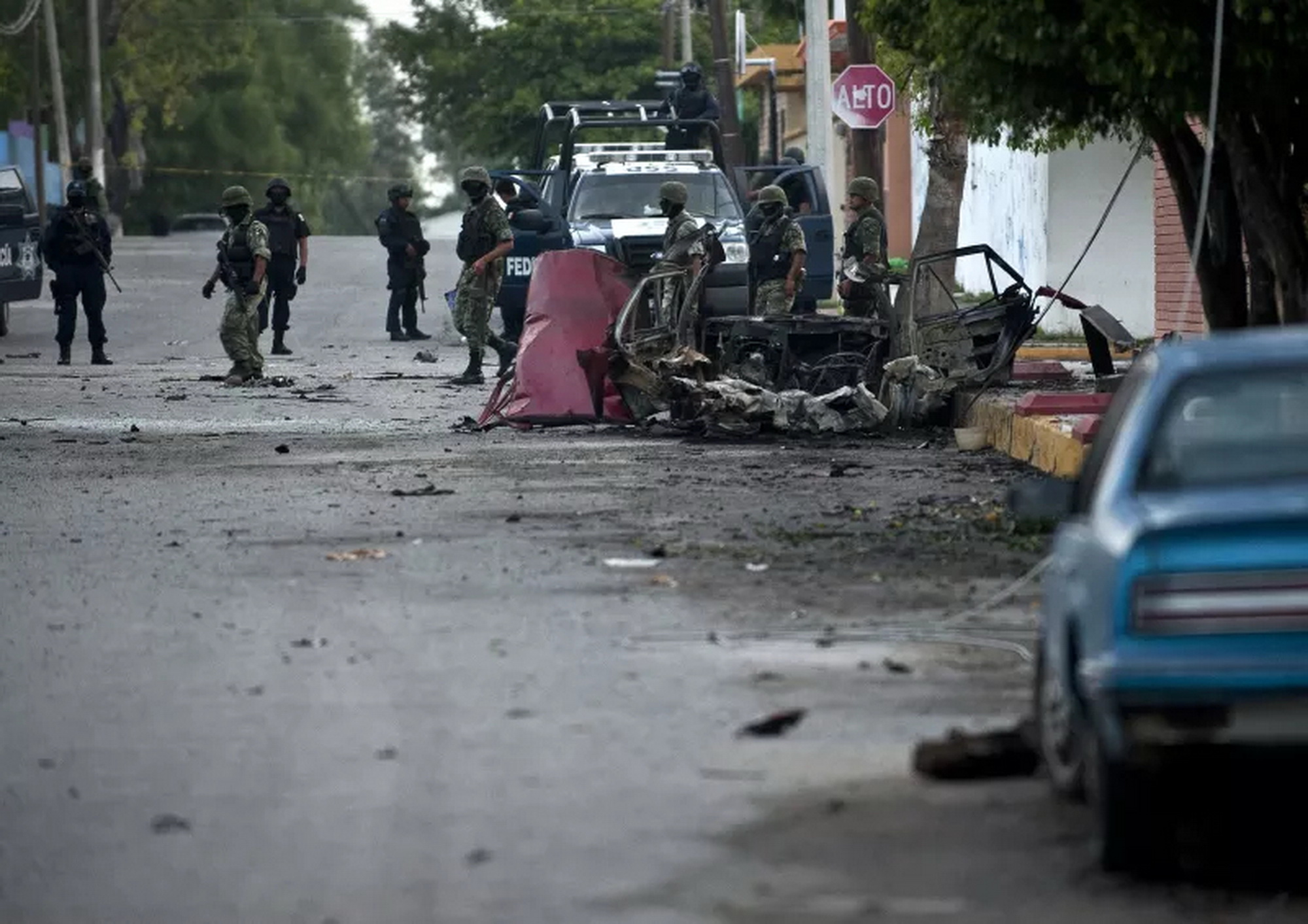 Lực lượng binh sỹ bao vây một chiếc xe bị đốt cháy vào đầu ngày thứ sáu ở thành phố Ciudad Victoria, bang Tamaulipas, vào ngày 27/8/2010.(Nguồn: AFP/Getty Images)