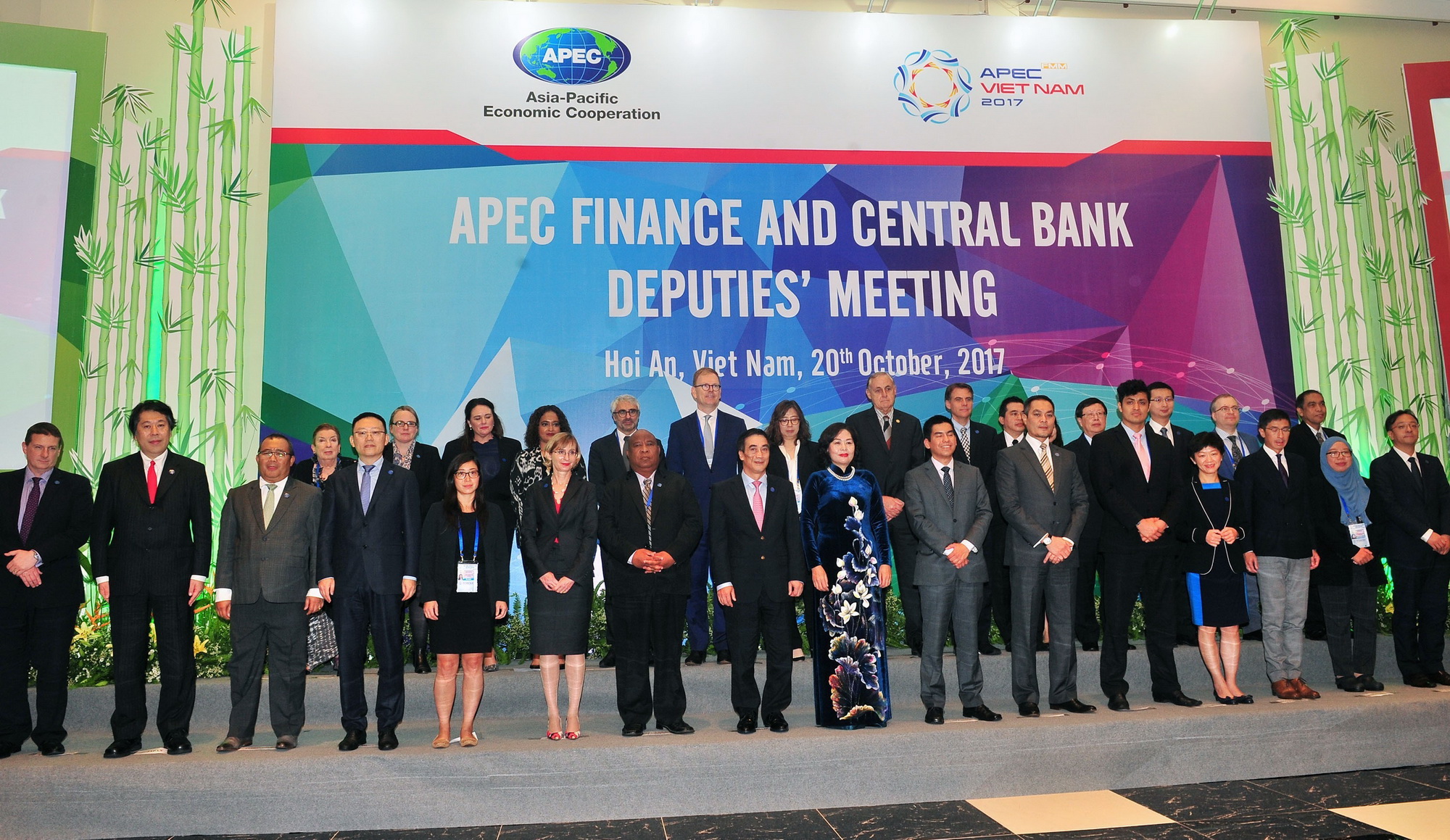 Đại diện các nền kinh tế APEC chụp ảnh chung sau Hội nghị Thứ trưởng Tài chính và Phó Thống đốc Ngân hàng Trung ương APEC. (Nguồn: TTXVN)