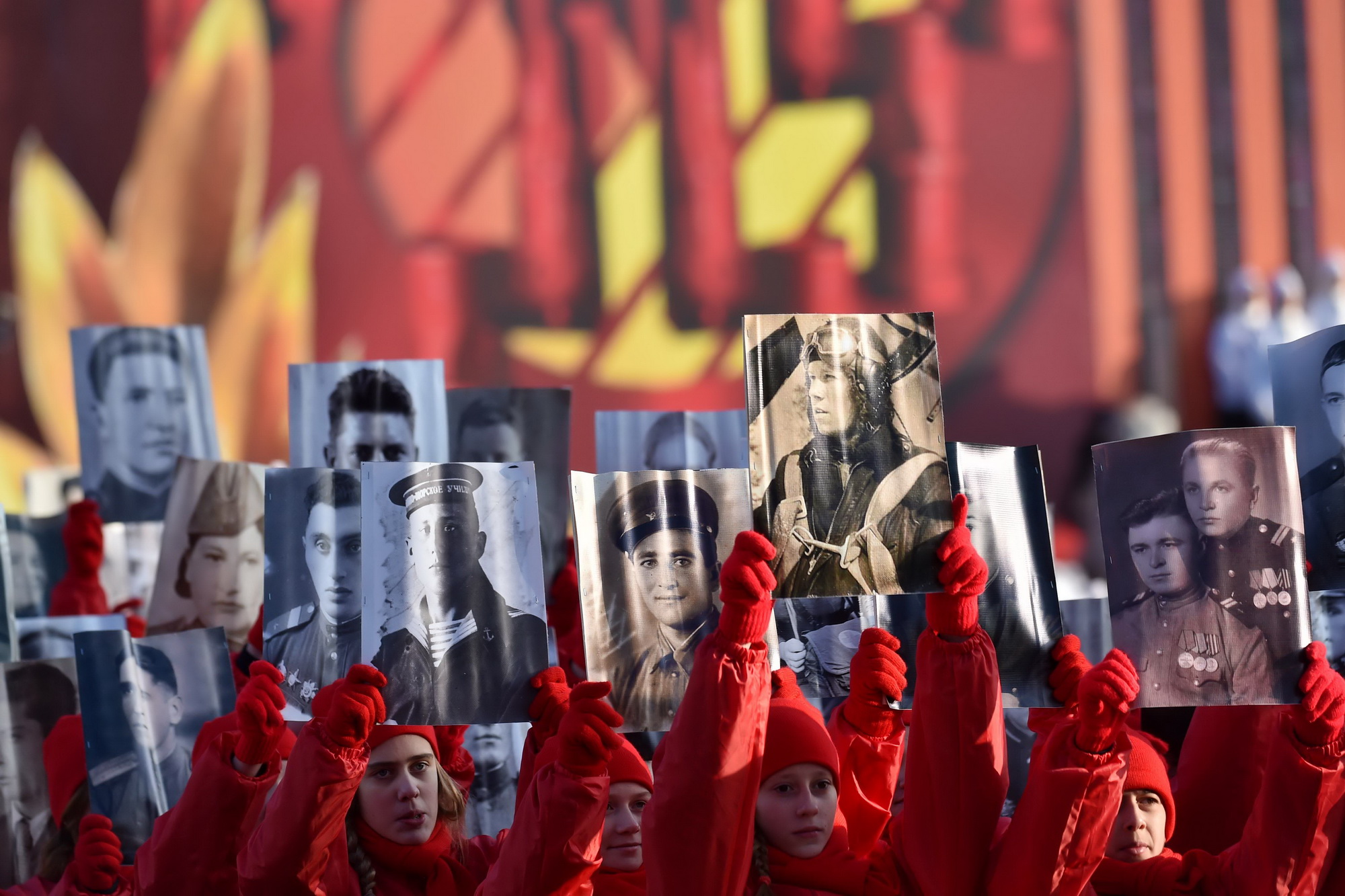 Người dân Nga tham gia diễu hành kỷ niệm Cách mạng tháng Mười ở Moskva ngày 7/11/2015. (Nguồn: AFP/TTXVN)