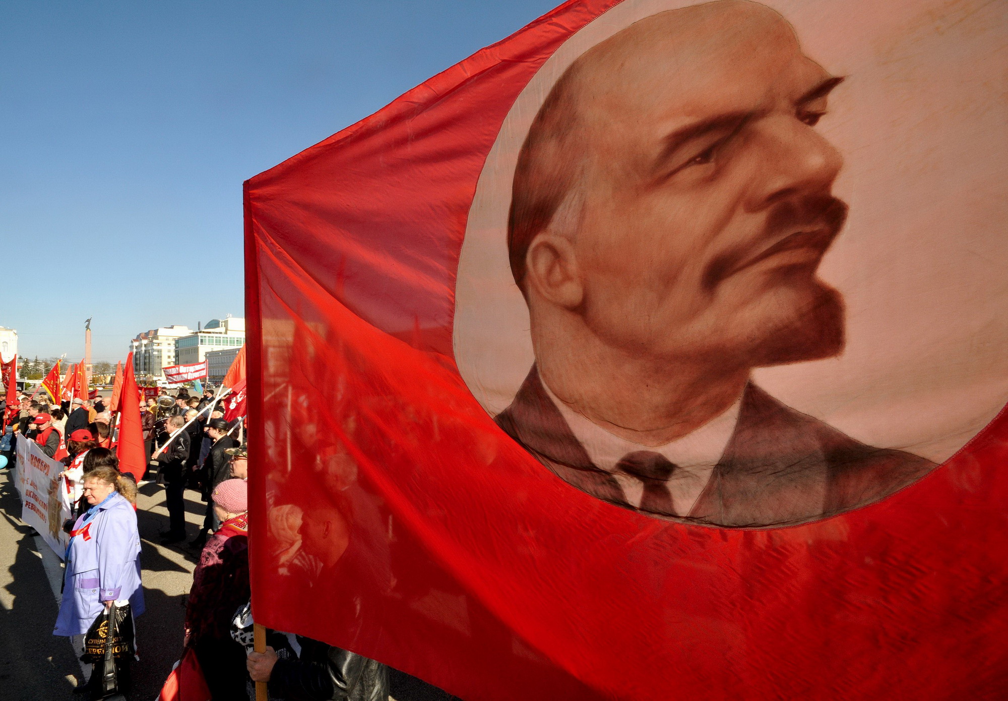 Giương cao ảnh vị lãnh tụ vĩ đại của giai cấp vô sản Vladimir Lenin trong cuộc tuần hành kỷ niệm Cách mạng tháng Mười Nga ở thành phố Stavropol. (Nguồn: AFP/TTXVN)