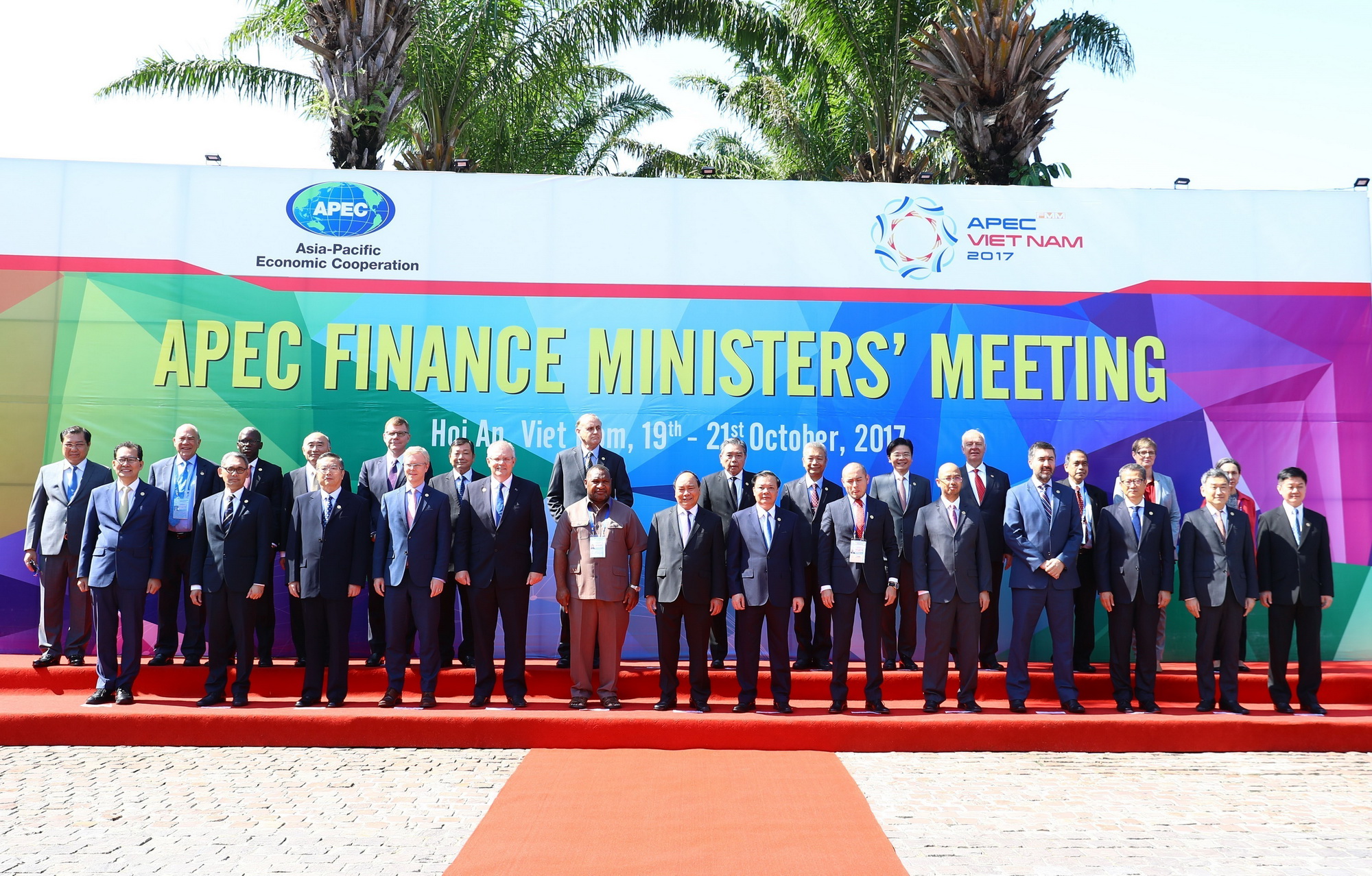 Thủ tướng Nguyễn Xuân Phúc và các trưởng đoàn dự Hội nghị Bộ trưởng Tài chính APEC 2017 chụp ảnh chung ngày 21/10/2017. (Nguồn: TTXVN)