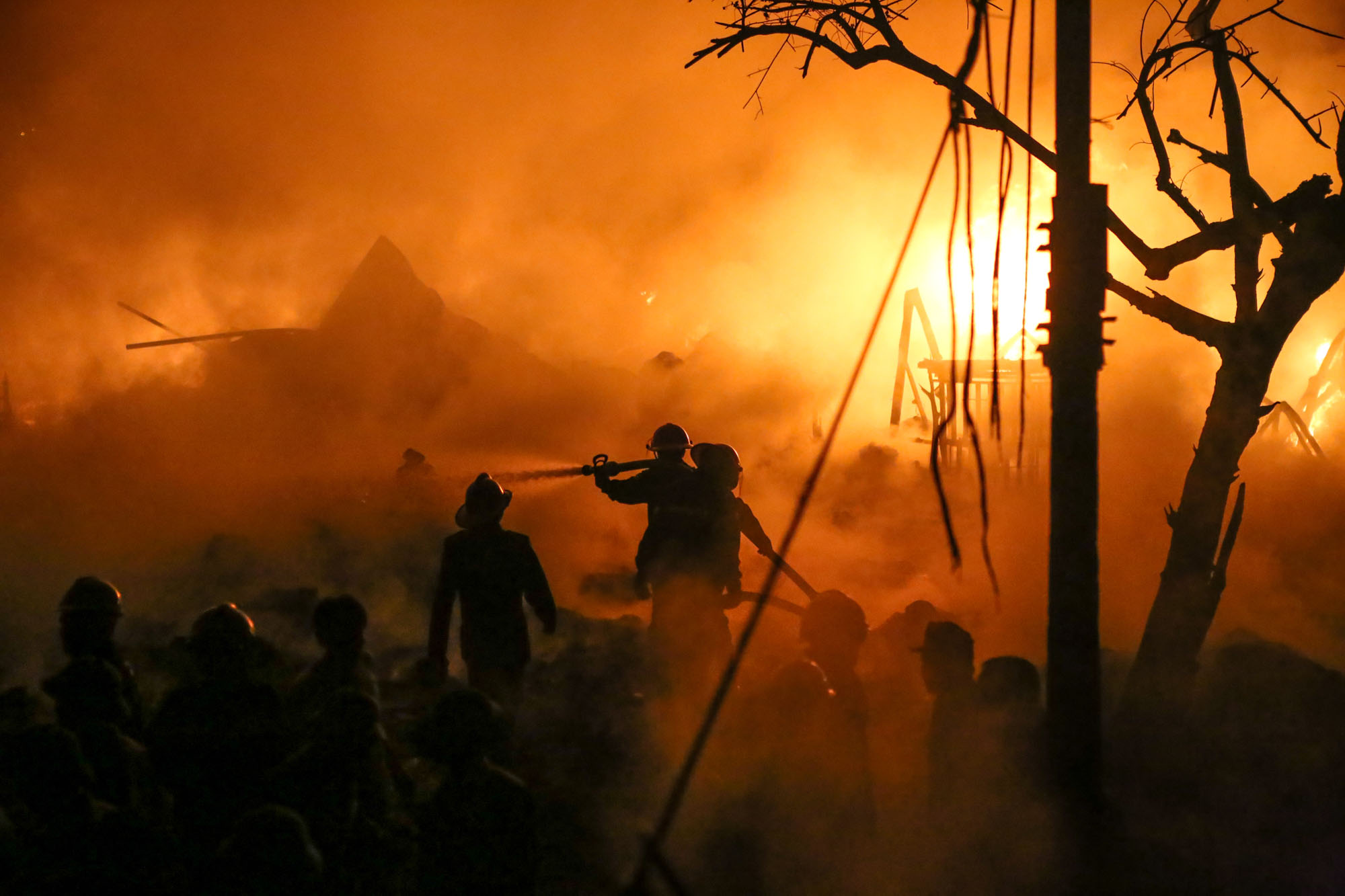 Dập tắt đám cháy xưởng nhựa tại Trung Văn, Hà Nội. (Ảnh: Minh Sơn/Vietnam+)