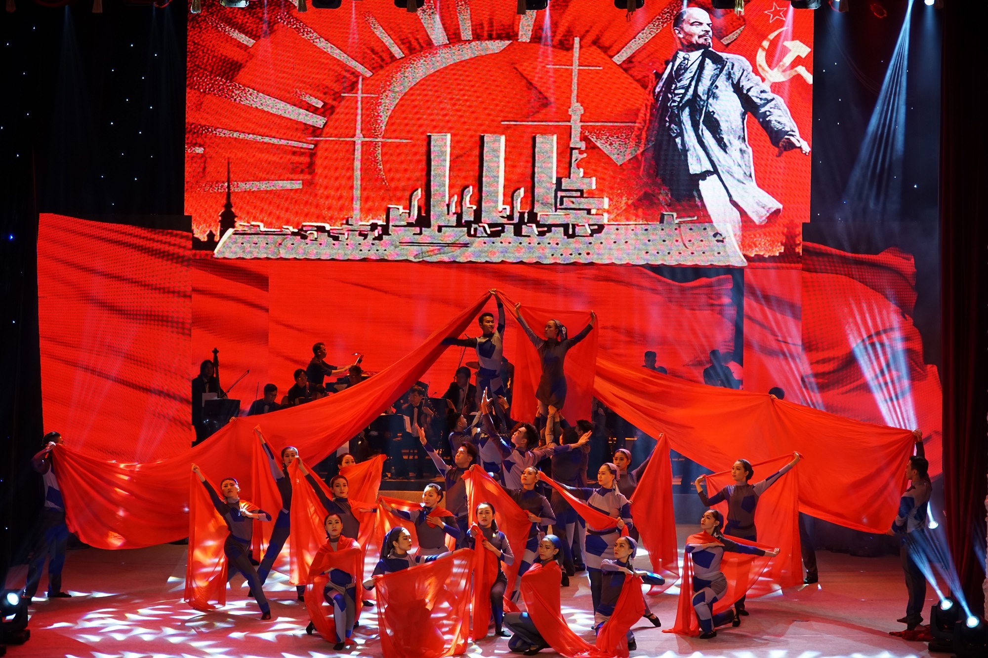 Hoạt động nghệ thuật kỷ niệm 100 năm Cách mạng tháng Mười tại Thành phố Hồ Chí Minh (Ảnh: Phương Vy/TTXVN)