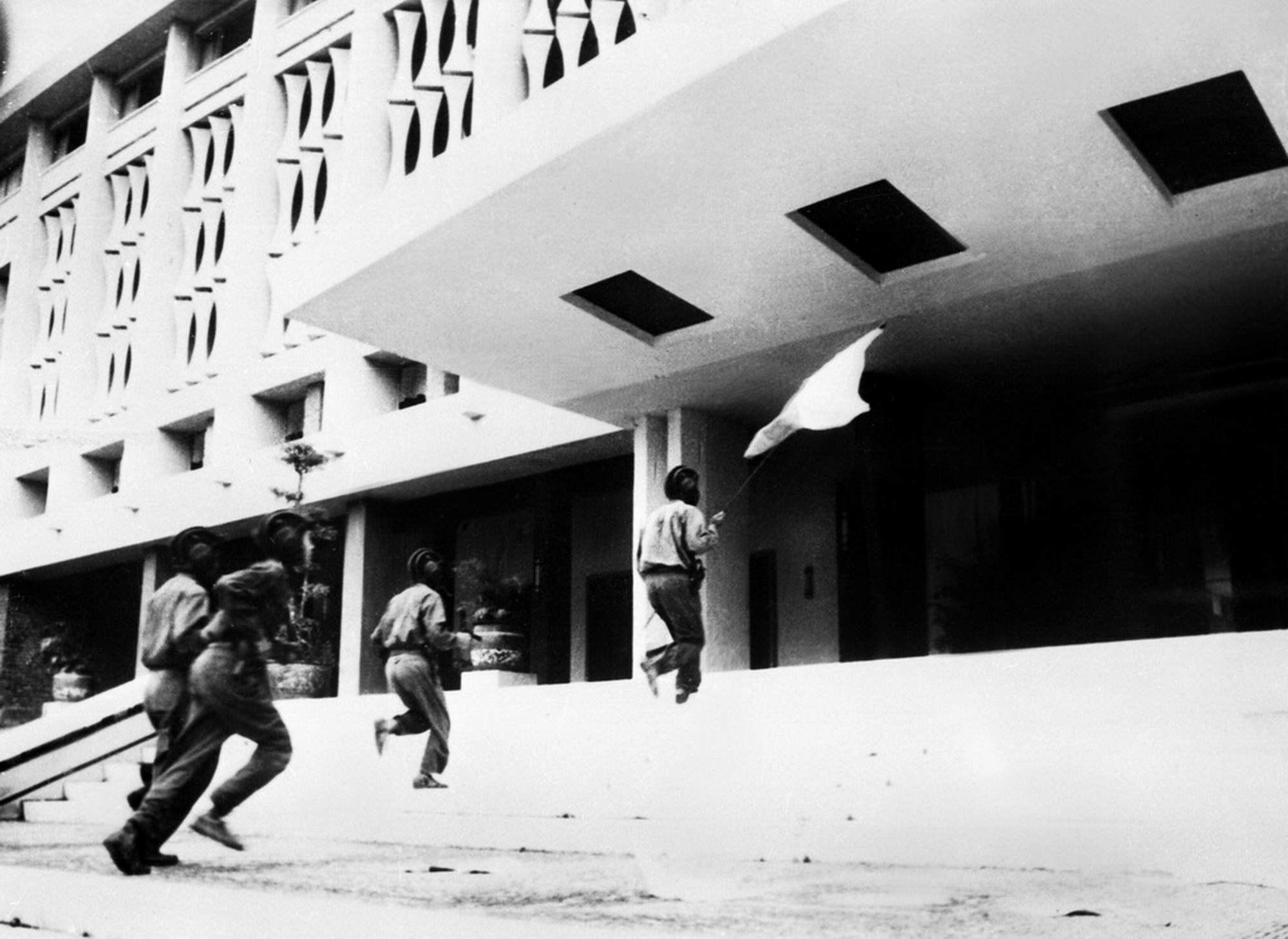Bốn chiến sỹ binh đoàn Hương Giang tiến vào cắm cờ trên nóc Phủ Tống thống Nguỵ quyền Sài Gòn trưa 30/4/1975. (Ảnh: Vũ Tạo/TTXVN)