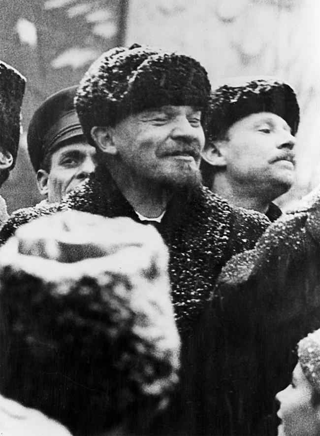 Lenin xuất hiện tại Quảng trường Đỏ trong lễ tuần hành của các công dân nhân dịp kỷ niệm Cách mạng Tháng Mười ngày 7/11/1919. (Nguồn: RIA Novosti)