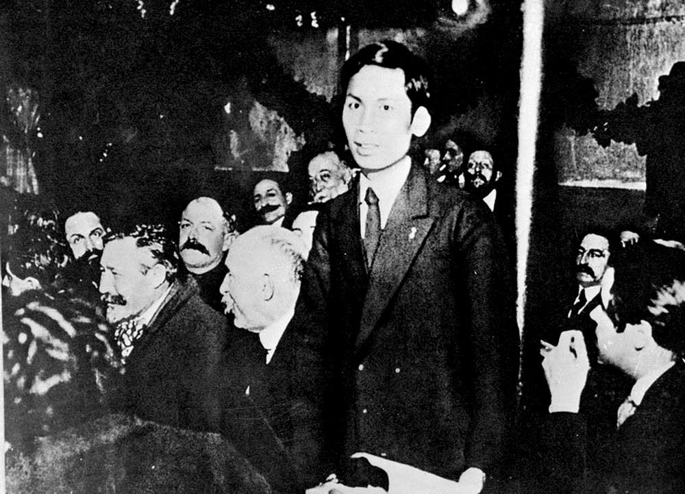 Nguyễn Ái Quốc (Chủ tịch Hồ Chí Minh) tại Đại hội toàn quốc Đảng Xã hội Pháp ở thành phố Tours, tháng 12 năm 1920. (Ảnh tư liệu TTXVN)