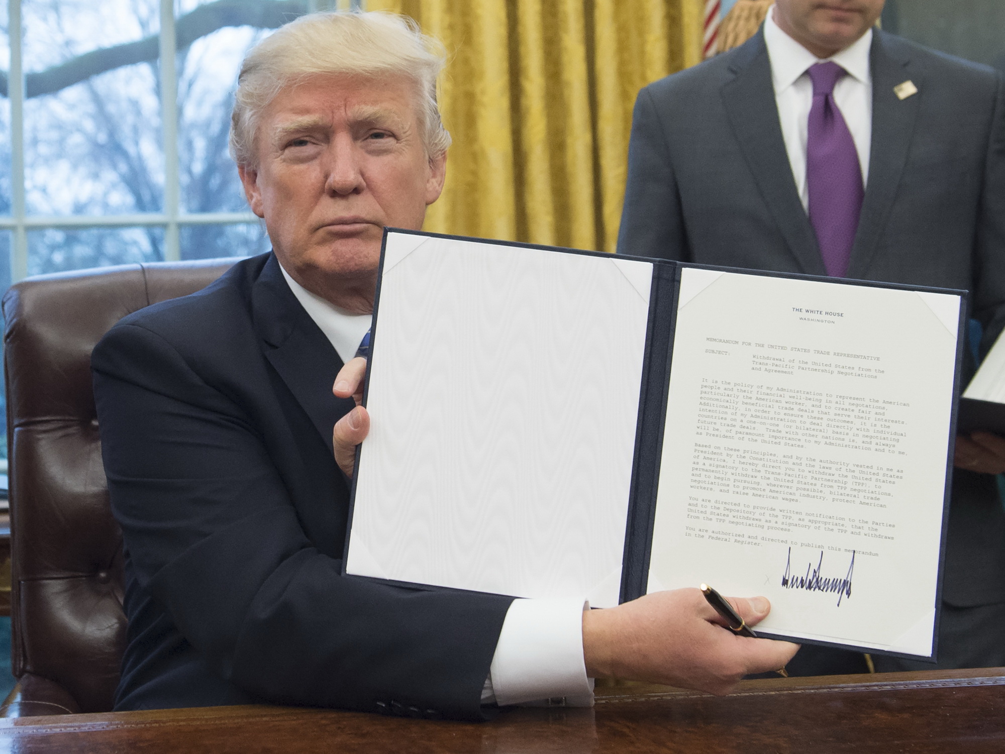 Ông Trump giơ sắc lệnh rút khỏi TPP tại Nhà Trắng. (Nguồn: Fortune)