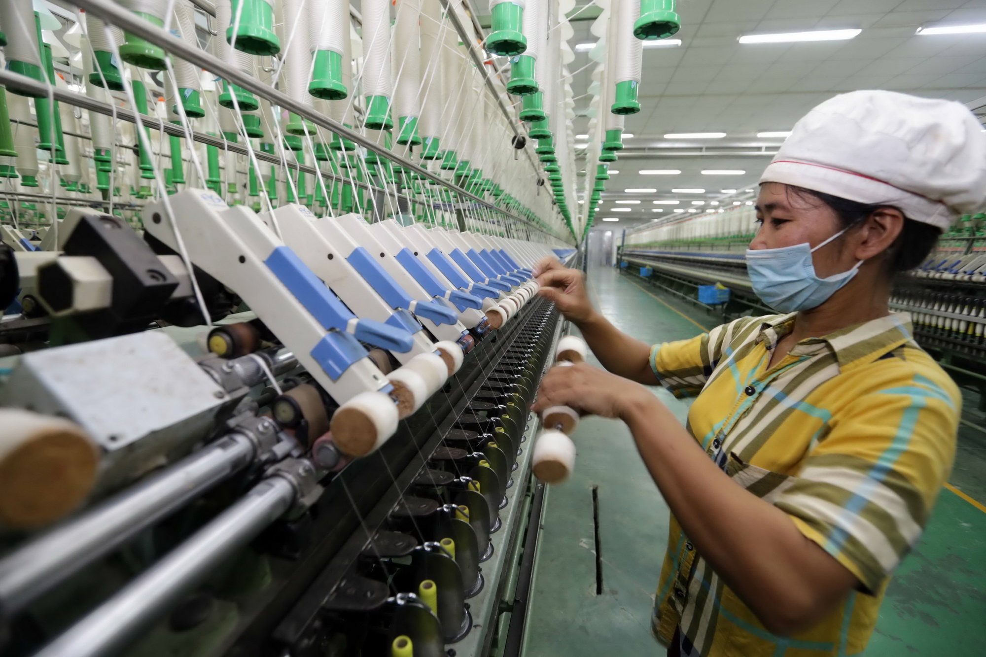 Công nhân Công ty TNHH sợi dệt nhuộm YULUN (vốn đầu tư của Trung Quốc) hoạt động  tại Khu công nghiệp Bảo Minh, huyện Vụ Bản, Nam Định. (Ảnh: Trần Việt/TTXVN)