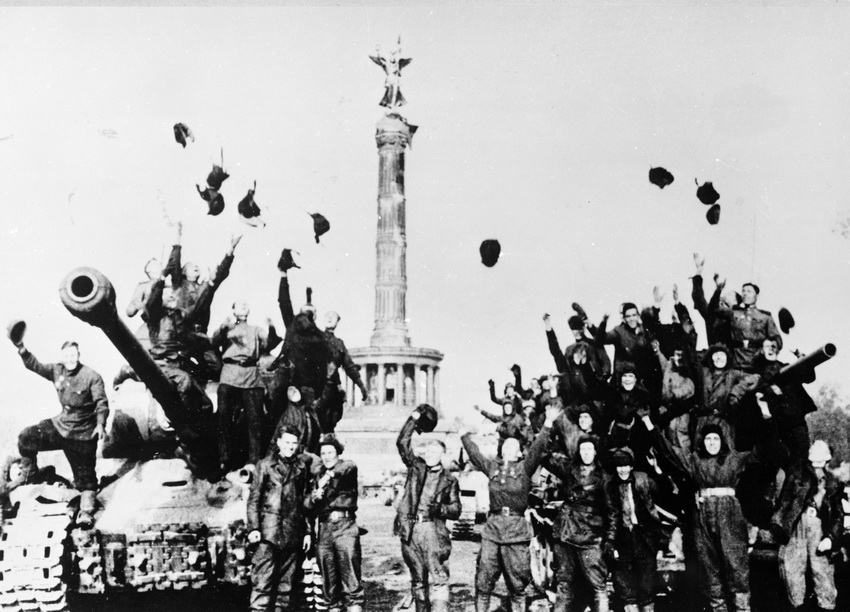 Các chiến sỹ Hồng quân Liên Xô vui mừng với chiến thắng tại Berlin, sào huyệt cuối cùng của phátxít Đức trong Chiến tranh Thế giới lần thứ hai. (Ảnh: Tư liệu TTXVN)