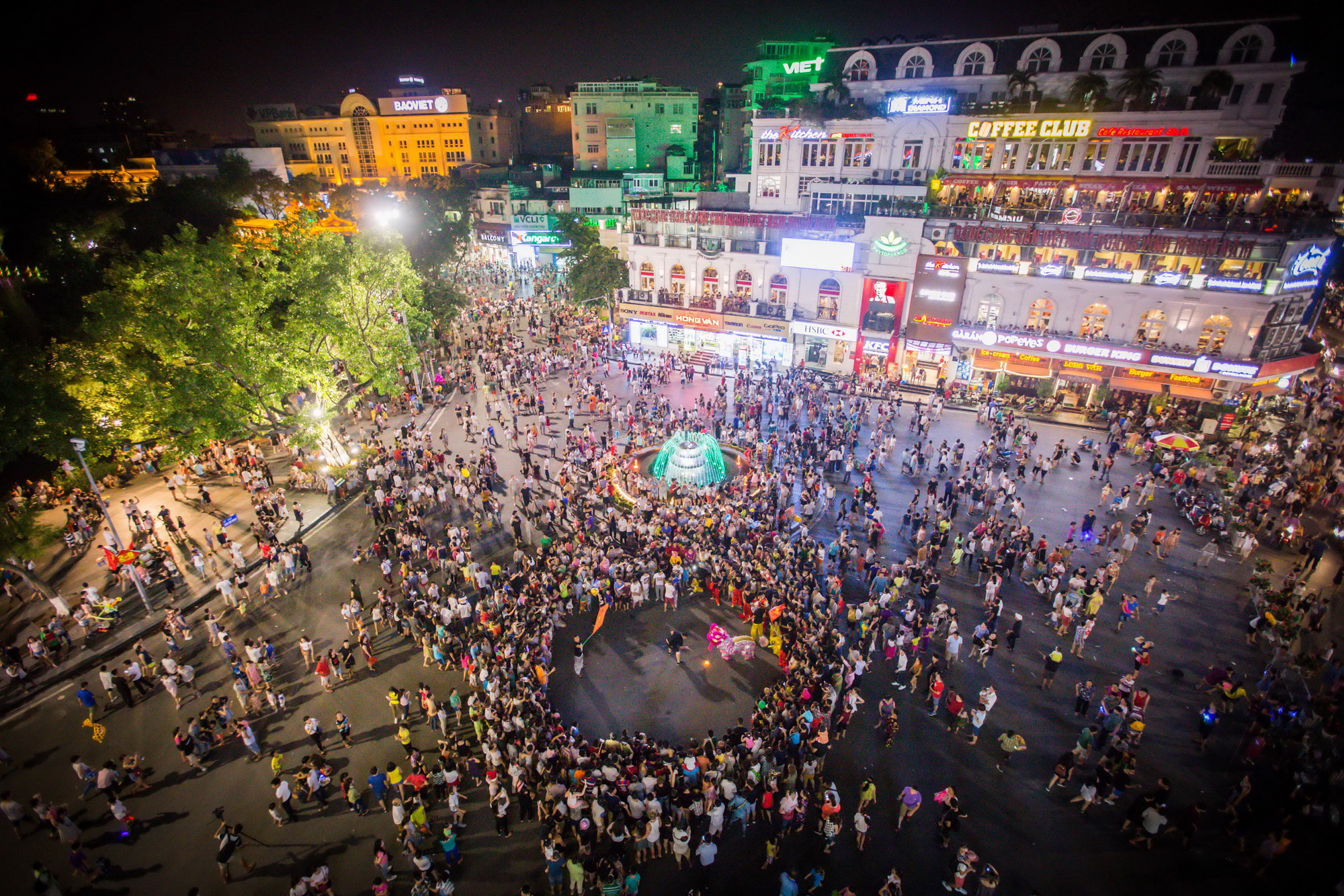 Người đi bộ trên quảng trường Đông Kinh Nghĩa Thục, Hà Nội. (Nguồn: TTXVN)  