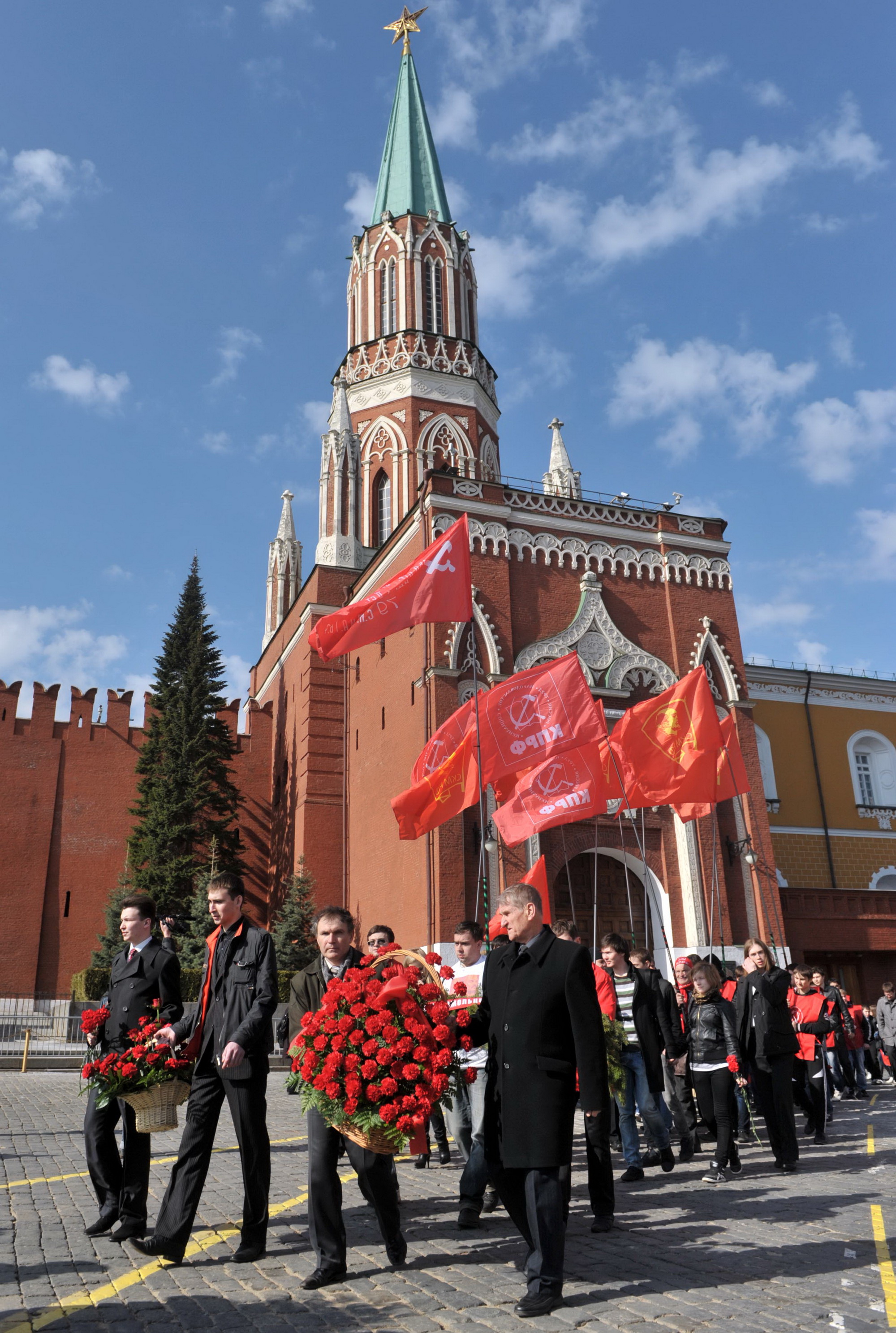 Người dân Nga tới viếng Lăng Lenin trên Quảng trường Đỏ ở thủ đô Moskva. (Nguồn: TTXVN)