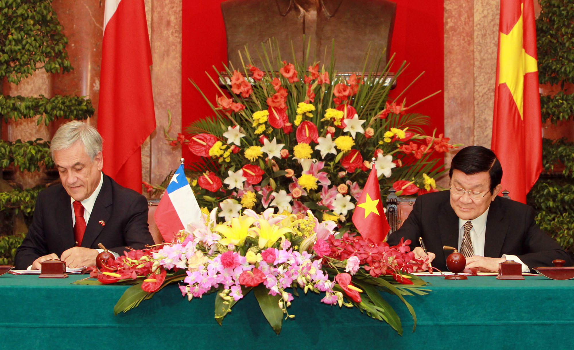 Chủ tịch nước Trương Tấn Sang và Tổng thống Chile Sebastian Piñera Echenique ký Tuyên bố chung Việt Nam-Chile ngày 22/3/2012. (Ảnh: Nguyễn Khang/TTXVN)
