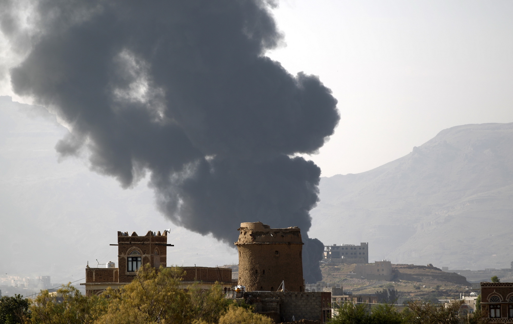 Khói bốc lên sau một vụ không kích của liên quân Arab do Saudi Arabia đứng đầu tại Sanaa, Yemen. (Nguồn: AFP/TTXVN)
