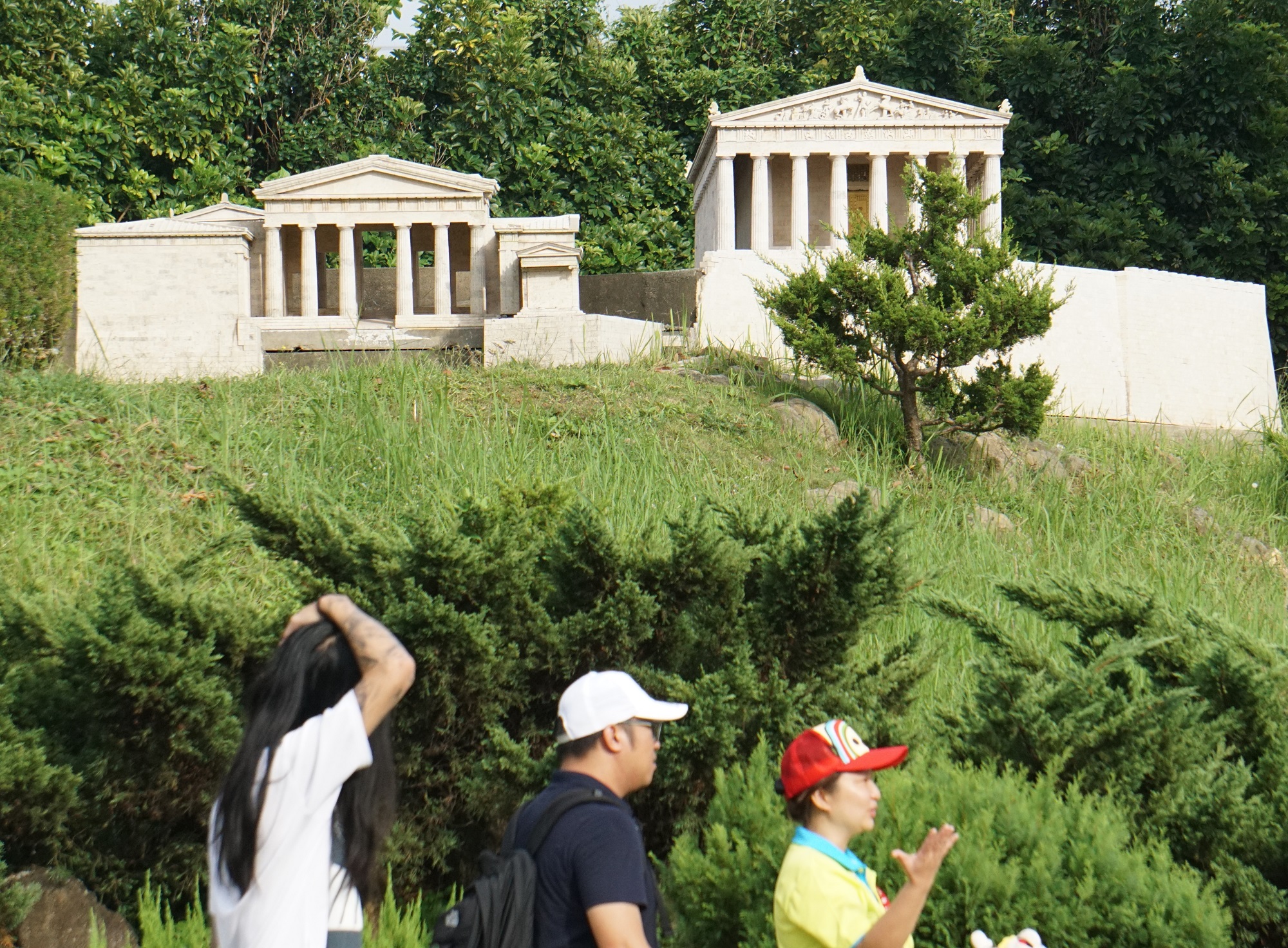 Những công trình kiến trúc La Mã cổ đại như ẩn hiện trên từng triền đồi ở công viên chủ đề Window on China. (Ảnh: Trần Long/Vietnam+)