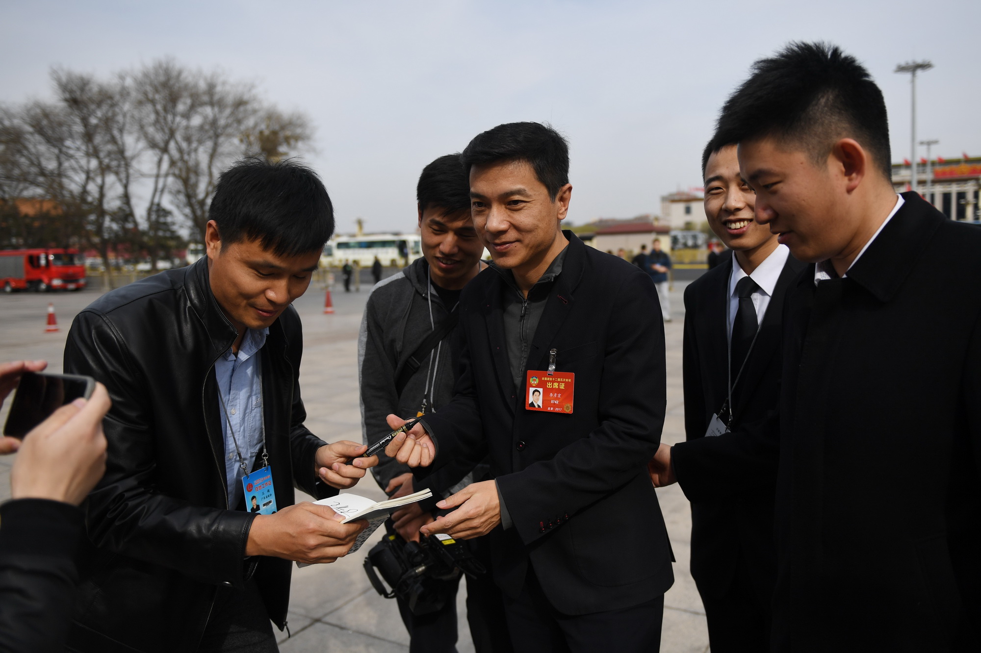 CEO của Baidu Lý Ngạn Hoành ký tặng người hâm mộ khi đến dự Hội nghị Chính hiệp Trung Quốc ở Đại lễ đường Nhân dân hồi đầu năm nay (Nguồn: AFP)