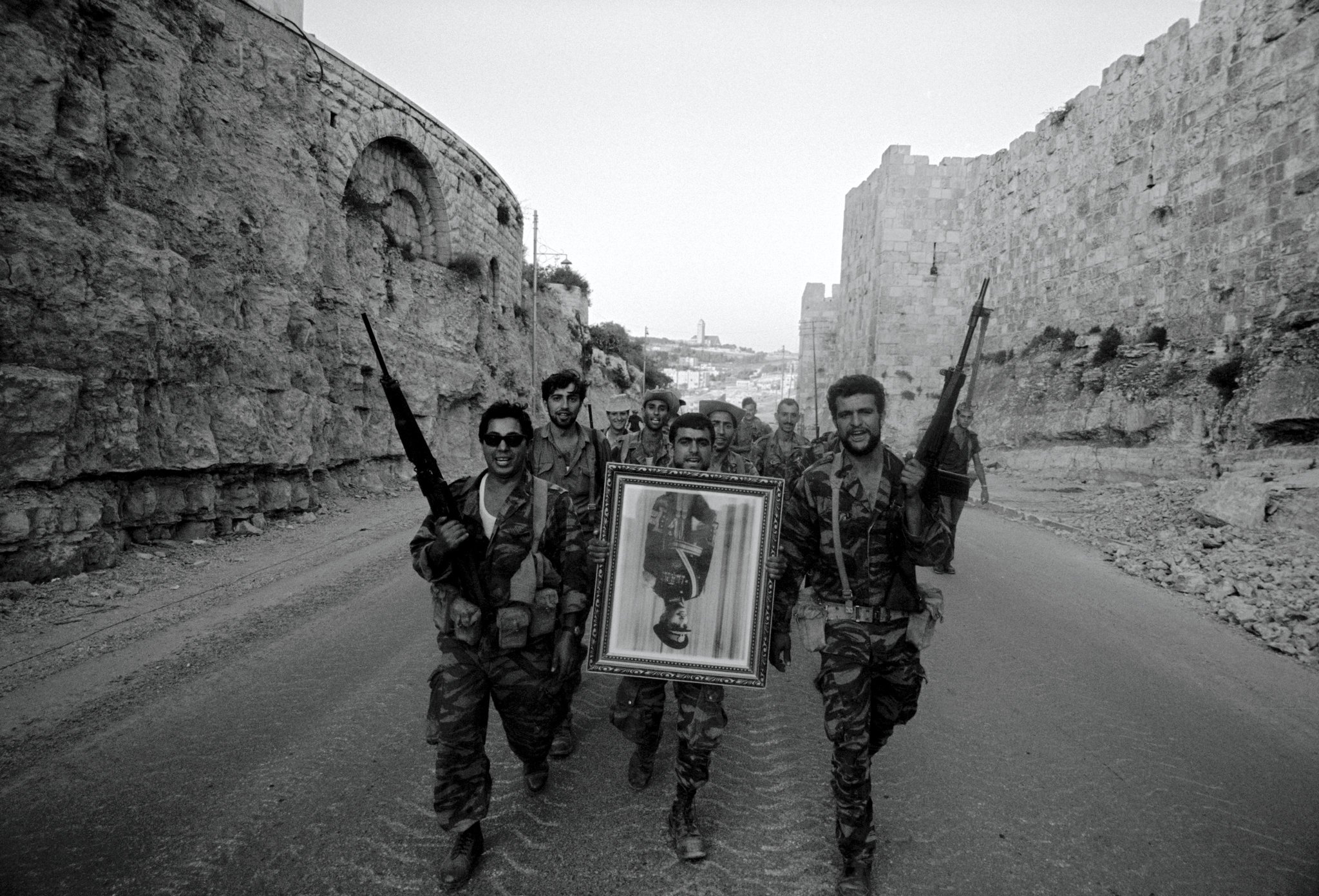 Lính Israel cùng một bức ảnh chụp Vua Hussein của Jordan sau khi chiếm Đông Jerusalem vào năm 1967. (Nguồn: Getty Images)