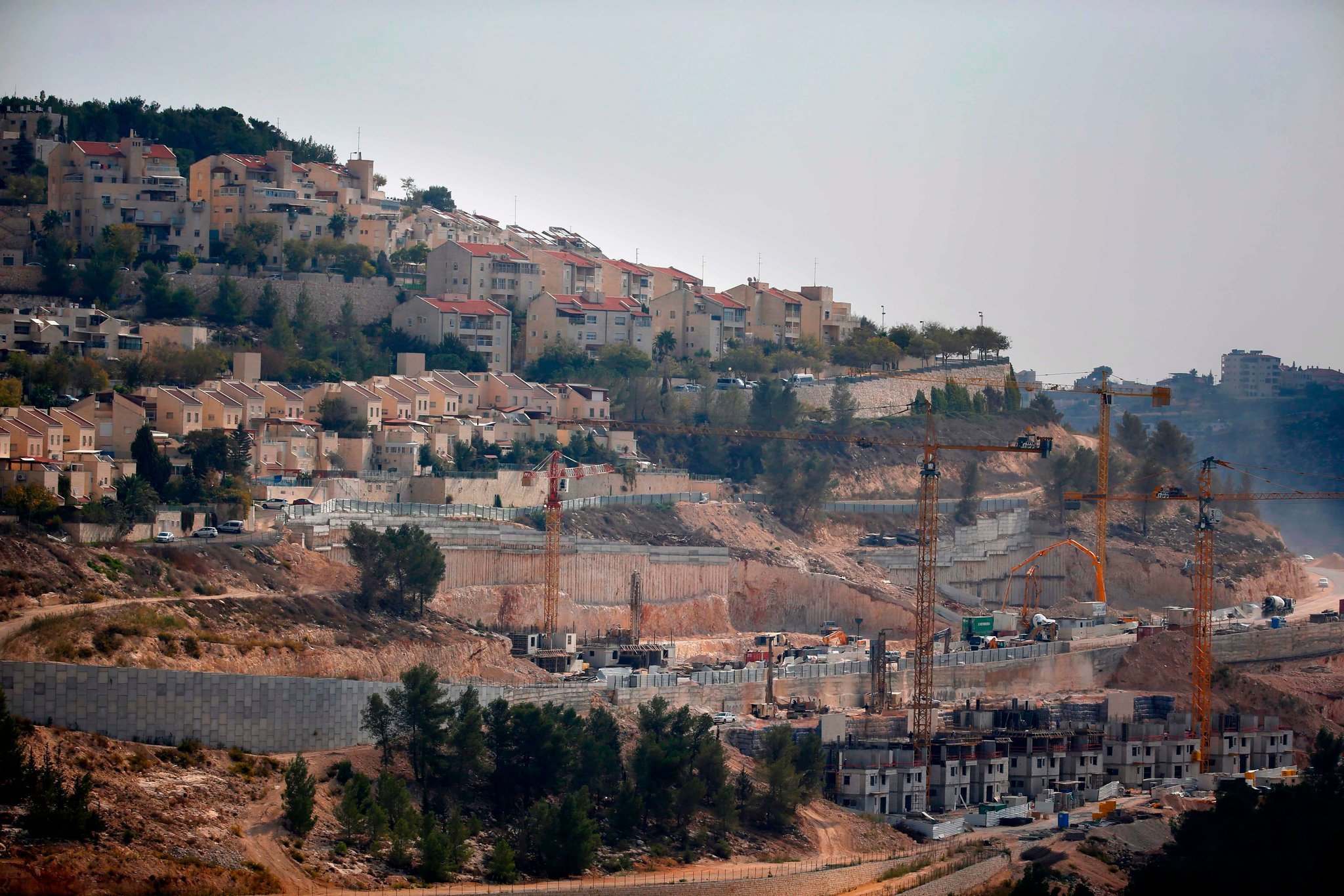 Hoạt động xây dựng tại một khu định cư Do Thái ở khu vực Đông Jerusalem vào tháng 11/2017. (Nguồn: AFP)