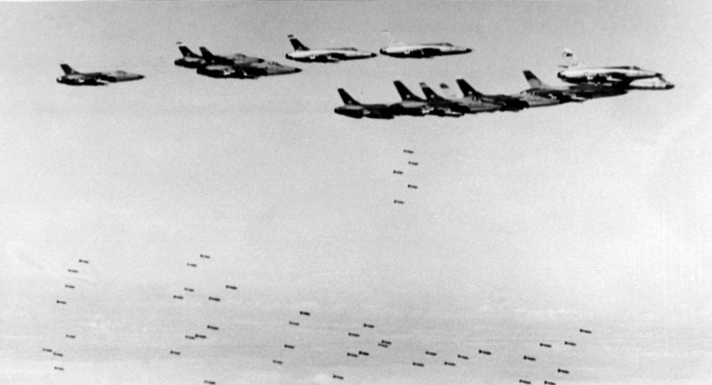 Máy bay ném bom Mỹ F105 Thunderchief thả bom xuống miền Bắc Việt Nam.