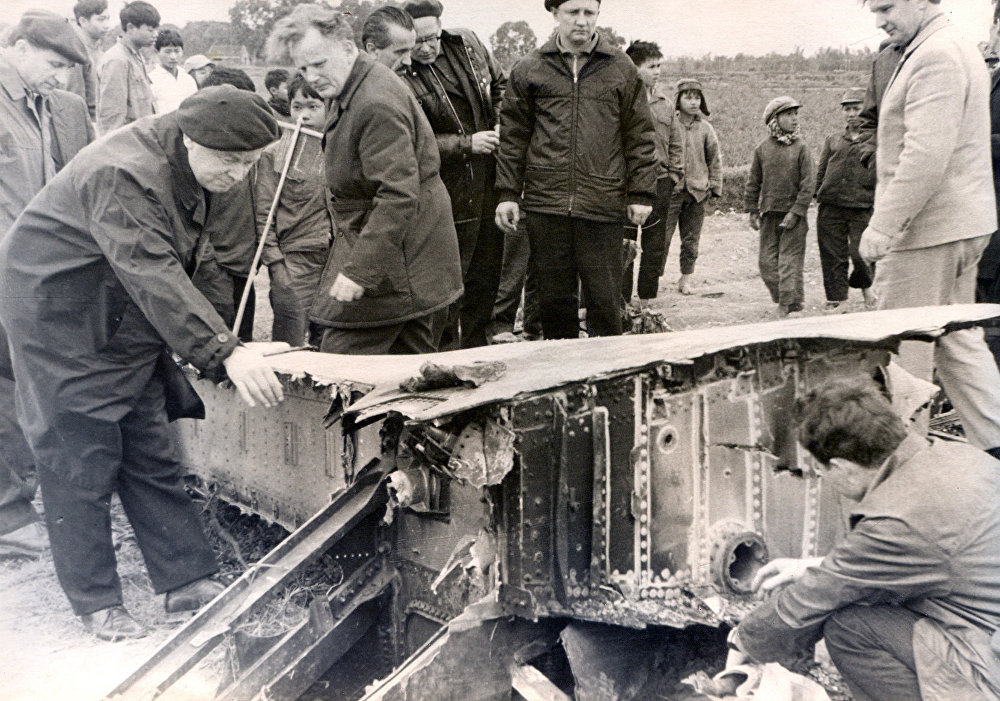 Các chuyên gia Liên Xô xem xét xác chiếc máy bay ném bom “B-52” bị bắn rơi ở Hà Nội tháng 12 năm 1972. (Nguồn:  Triển lãm ảnh Thời chiến tranh Việt Nam).