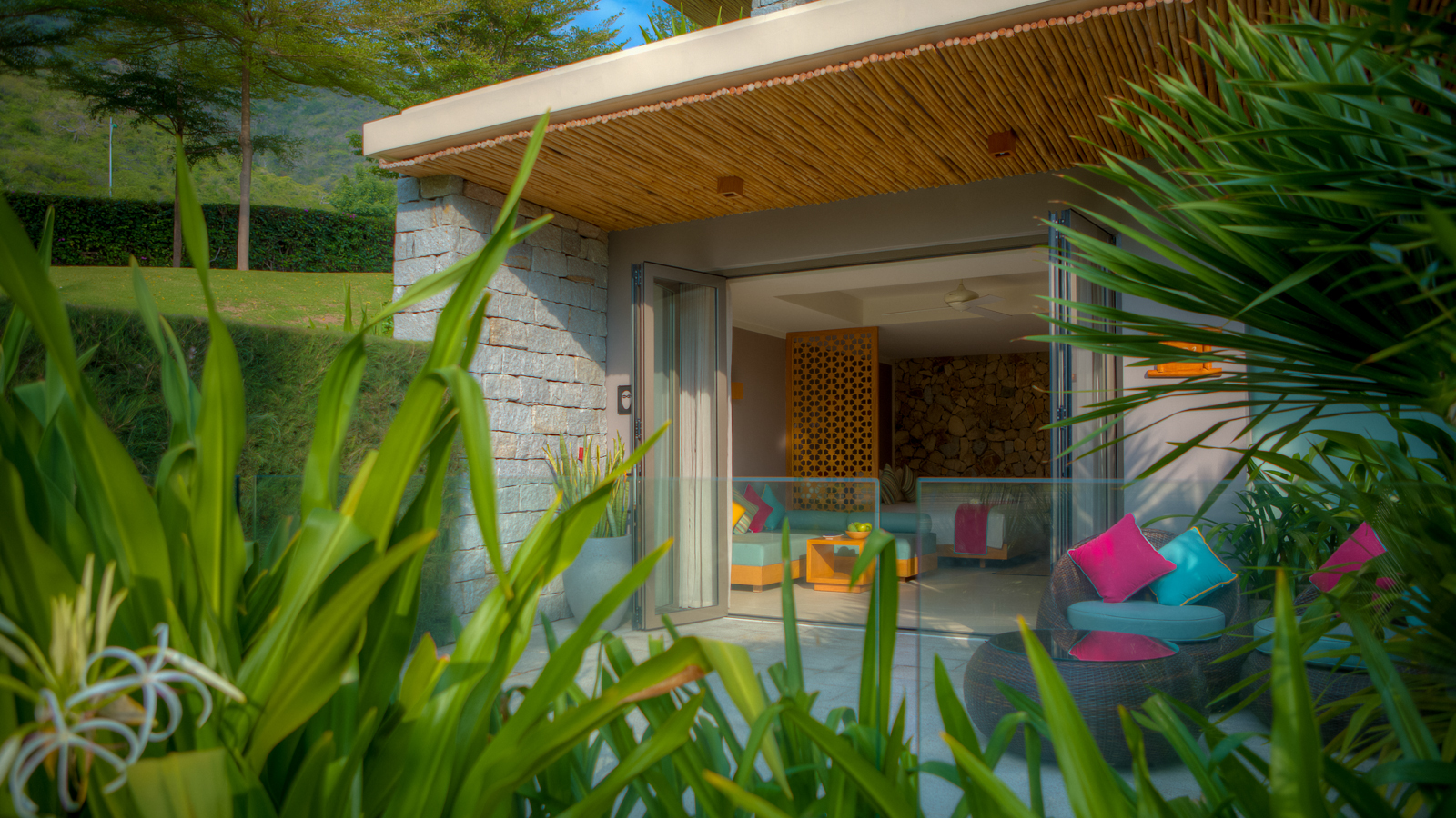 Từng căn biệt thự được ôm trọn trong một khu vườn yên tĩnh, cỏ phủ xanh rờn. (Nguồn ảnh: Mia Resort Nha Trang)