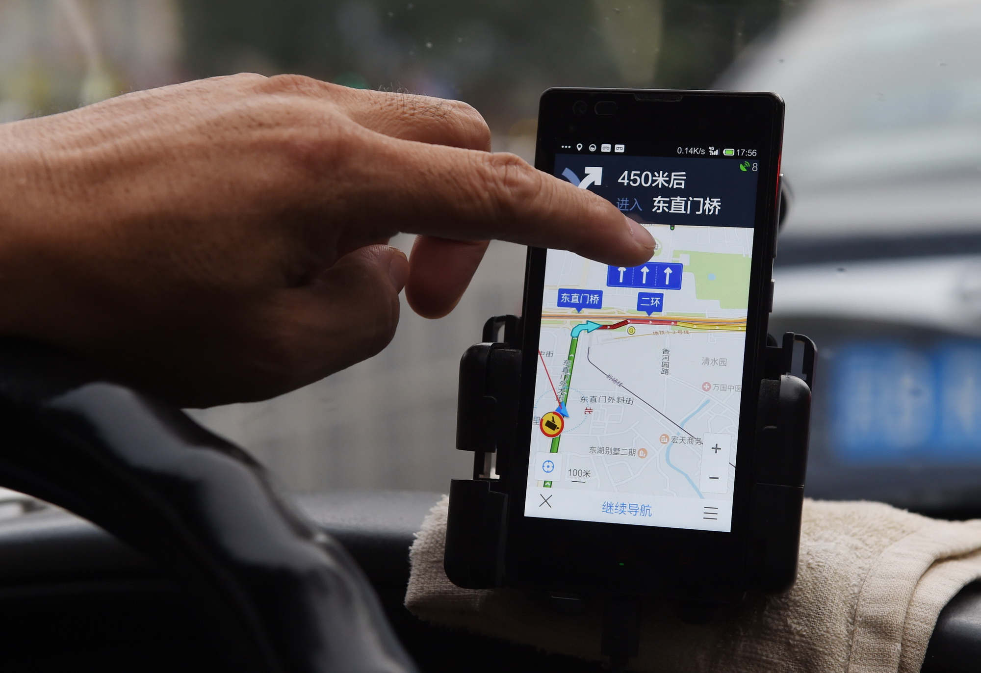 Một người lái taxi sử dụng ứng dụng trên điện thoại của Xiaomi. (Nguồn: AFP)