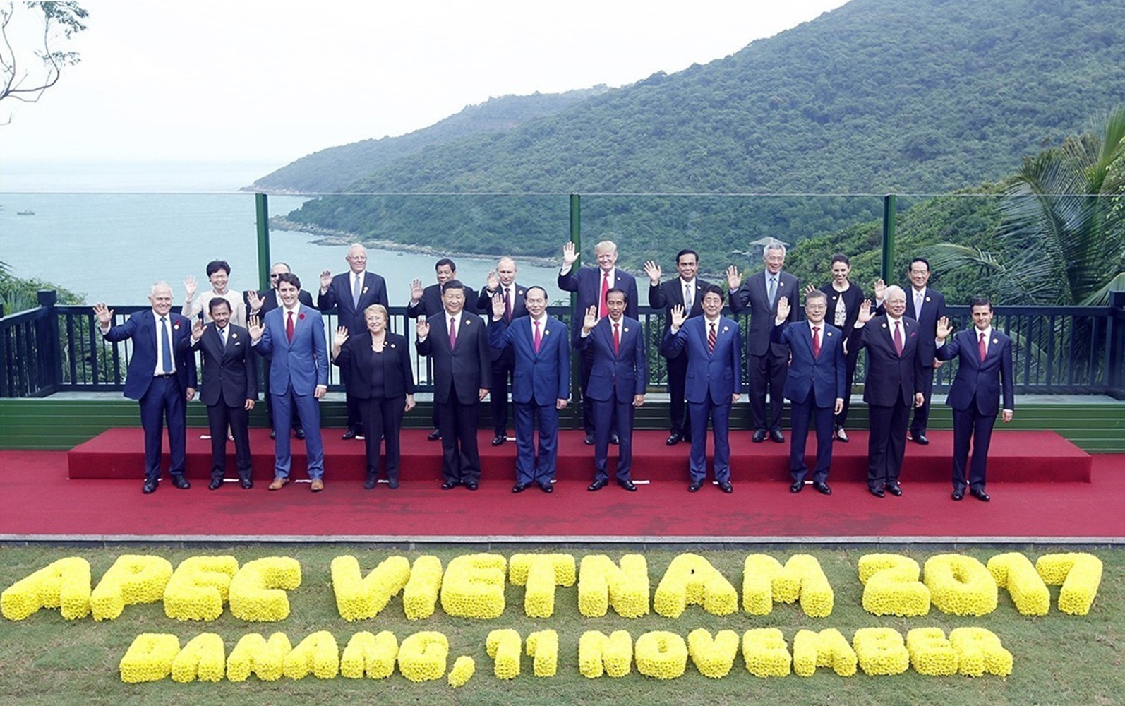 Các Trưởng đoàn dự Hội nghị các Nhà lãnh đạo Kinh tế APEC lần thứ 25 tại Đà Nẵng chụp ảnh chung. (Nguồn: TTXVN)