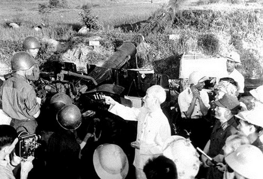 Chủ tịch Hồ Chí Minh đến thăm các chiến sĩ lực lượng phòng không bảo vệ Thủ đô 1966. (Nguồn: bqllang.gov.vn)
