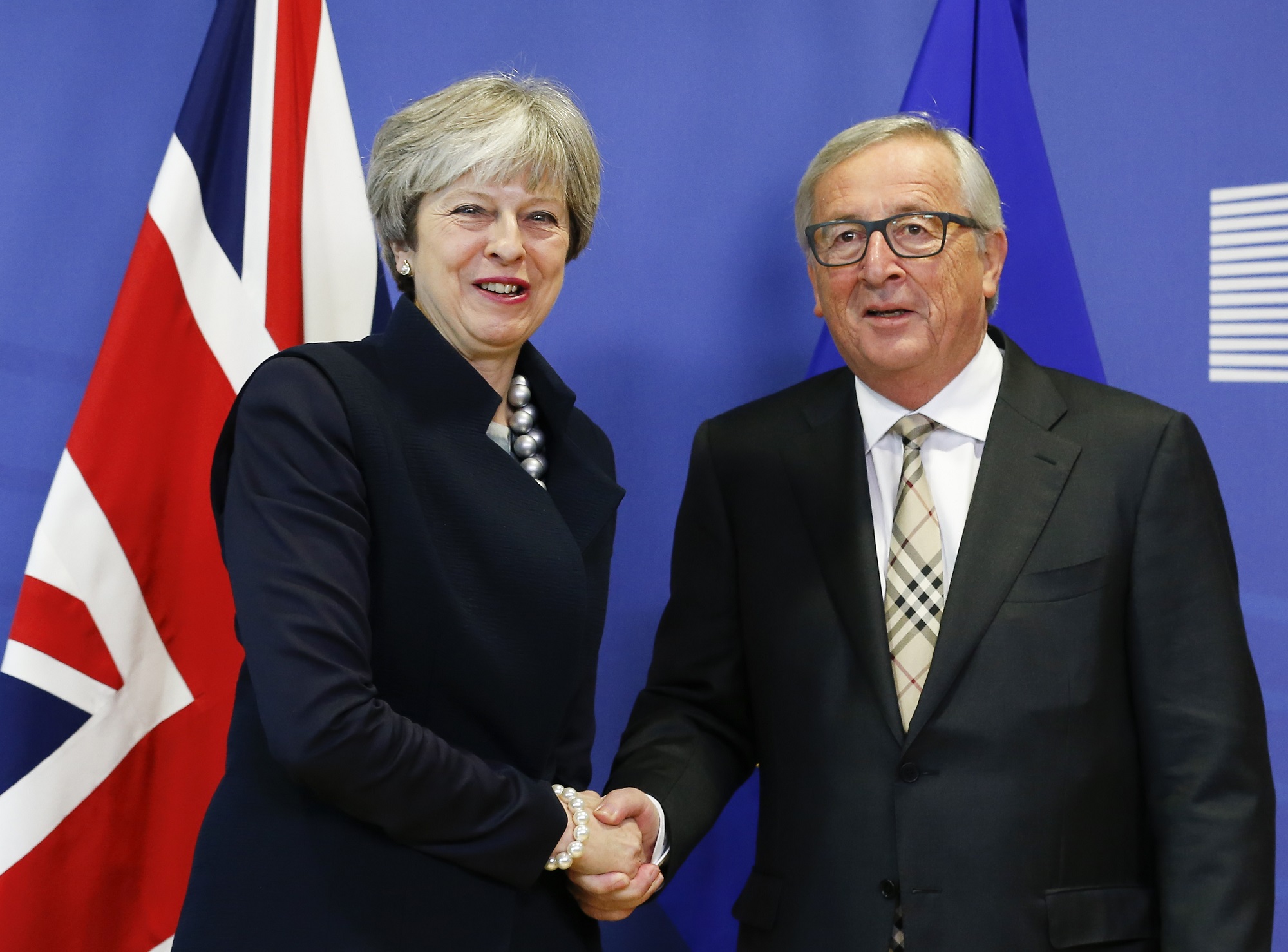 Chủ tịch Ủy ban châu Âu (EC) Jean-Claude Juncker và Thủ tướng Anh Theresa May. (Nguồn: THX/TTXVN)