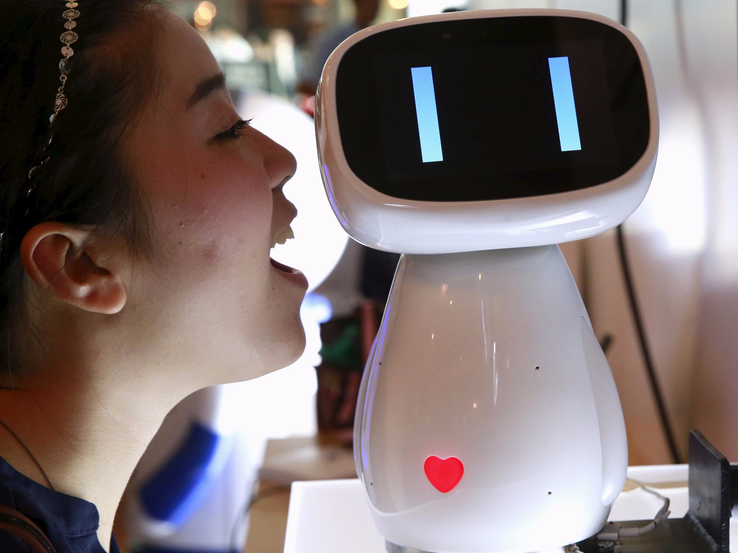 Một khách trò chuyện với robot của Baidu tại Hội nghị Thế giới Baidu 2015 tại Bắc Kinh, Trung Quốc năm 2015.(Nguồn: Reuters)