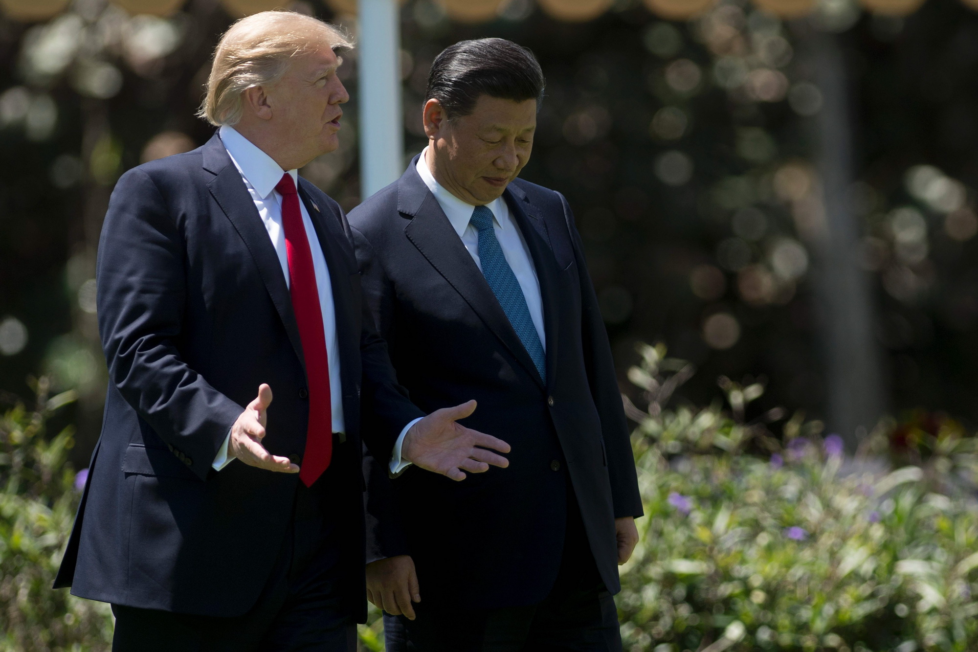 Tổng thống Mỹ Donald Trump (trái) và Chủ tịch Trung Quốc Tập Cận Bình tại cuộc gặp ở West Palm Beach, bang Florida, Mỹ ngày 7/4. (Nguồn: AFP/TTXVN)