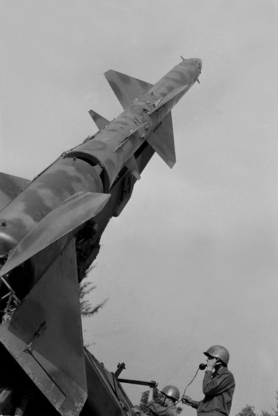  Kíp trắc thủ của phân đội 6, bộ đội tên lửa Thủ đô đã chiến đấu dũng cảm, mưu trí góp phần bắn rơi nhiều máy bay B52 của giặc Mỹ. (10/1967). (Ảnh: Hứa Kiểm/TTXVN)