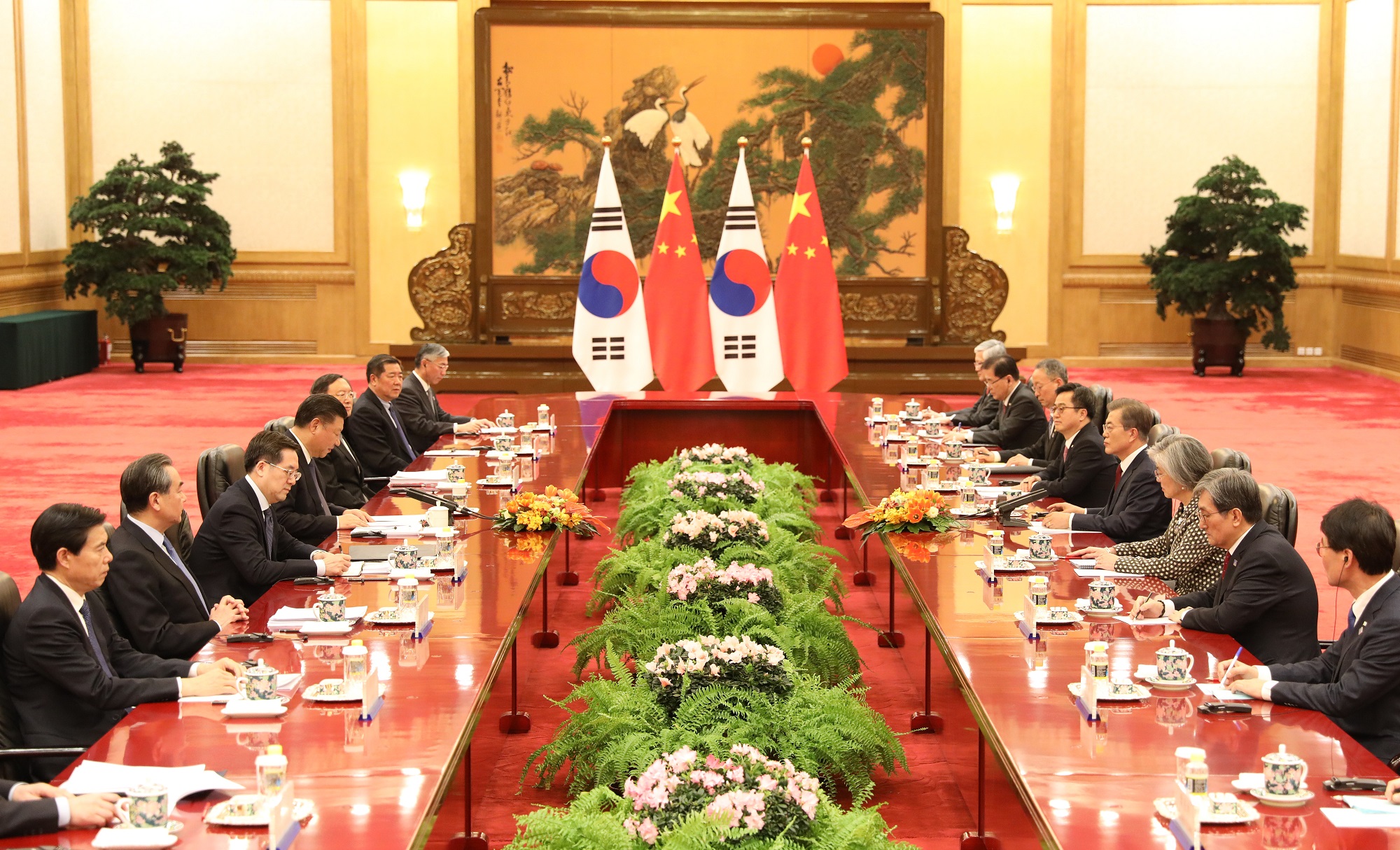 Chủ tịch Trung Quốc Tập Cận Bình (giữa-trái) và Tổng thống Hàn Quốc Moon Jae-in (giữa- phải) tại cuộc hội đàm ở Bắc Kinh ngày 14/12. (Nguồn: YONHAP/TTXVN)