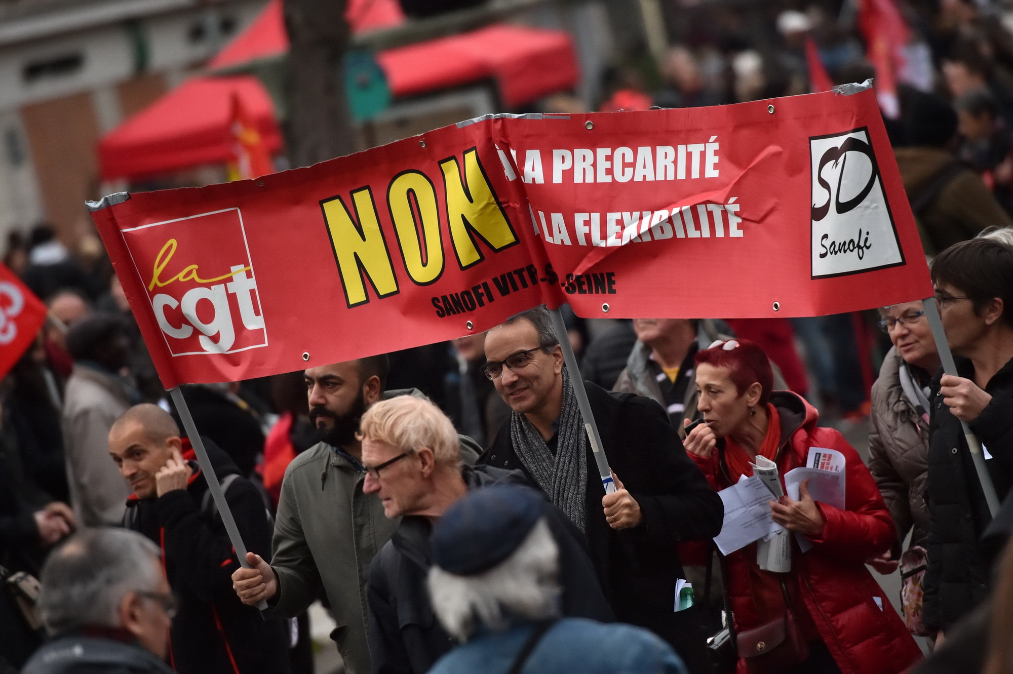 Người dân tham gia biểu tình phản đối sắc lệnh cải cách lao động mới của Chính phủ Pháp tại Paris ngày 16/11. (Nguồn: AFP/TTXVN)