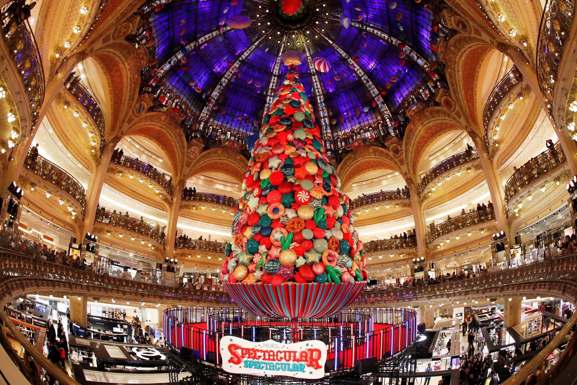 Trang trí cây thông Noel đón Giáng Sinh tại Paris, Pháp ngày 8/11. (Nguồn: AFP/TTXVN)