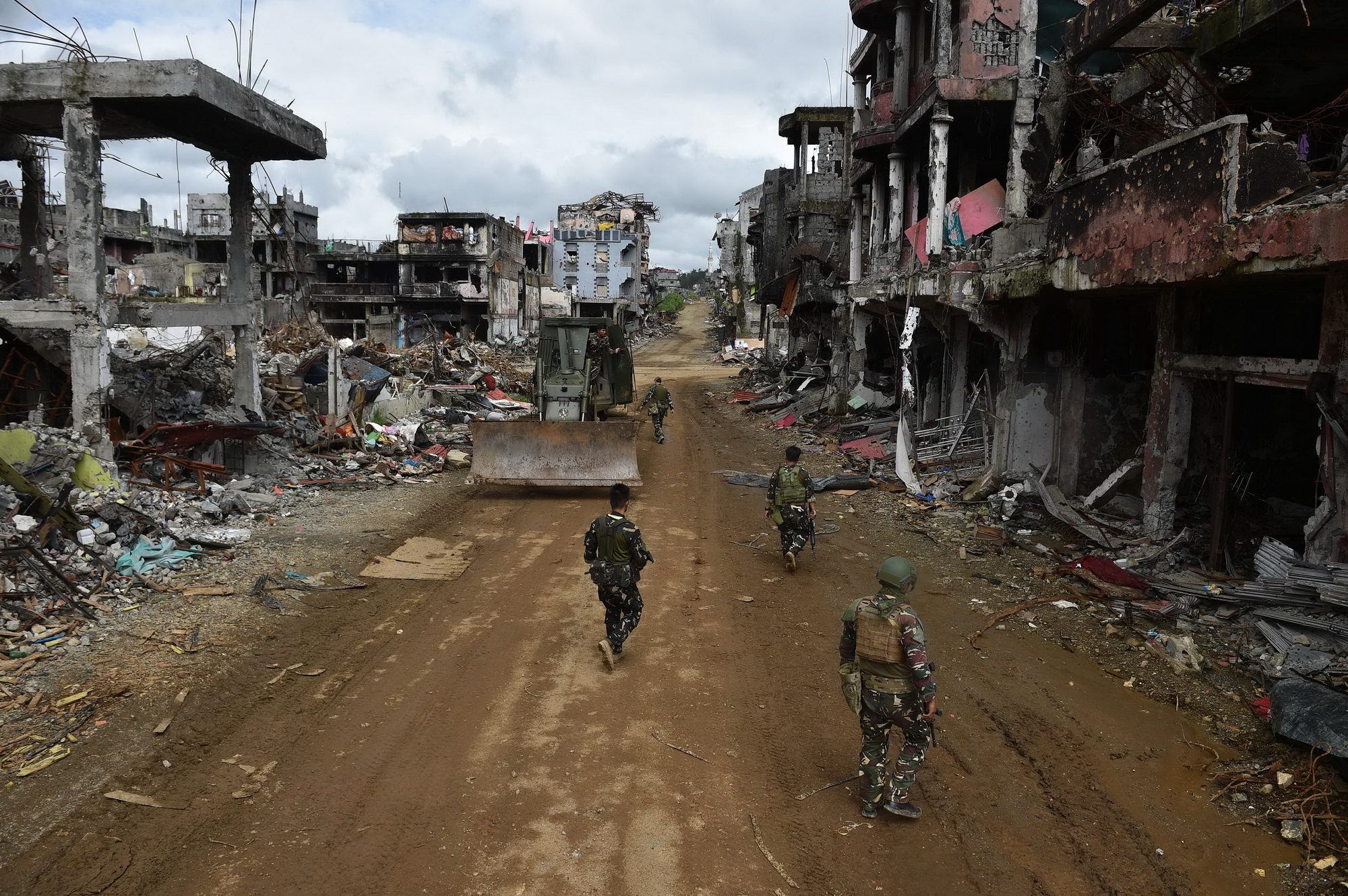 Binh sỹ Philippines tuần tra trên các đường phố ở Marawi, đảo Mindanao. (Nguồn: AFP/TTXVN)