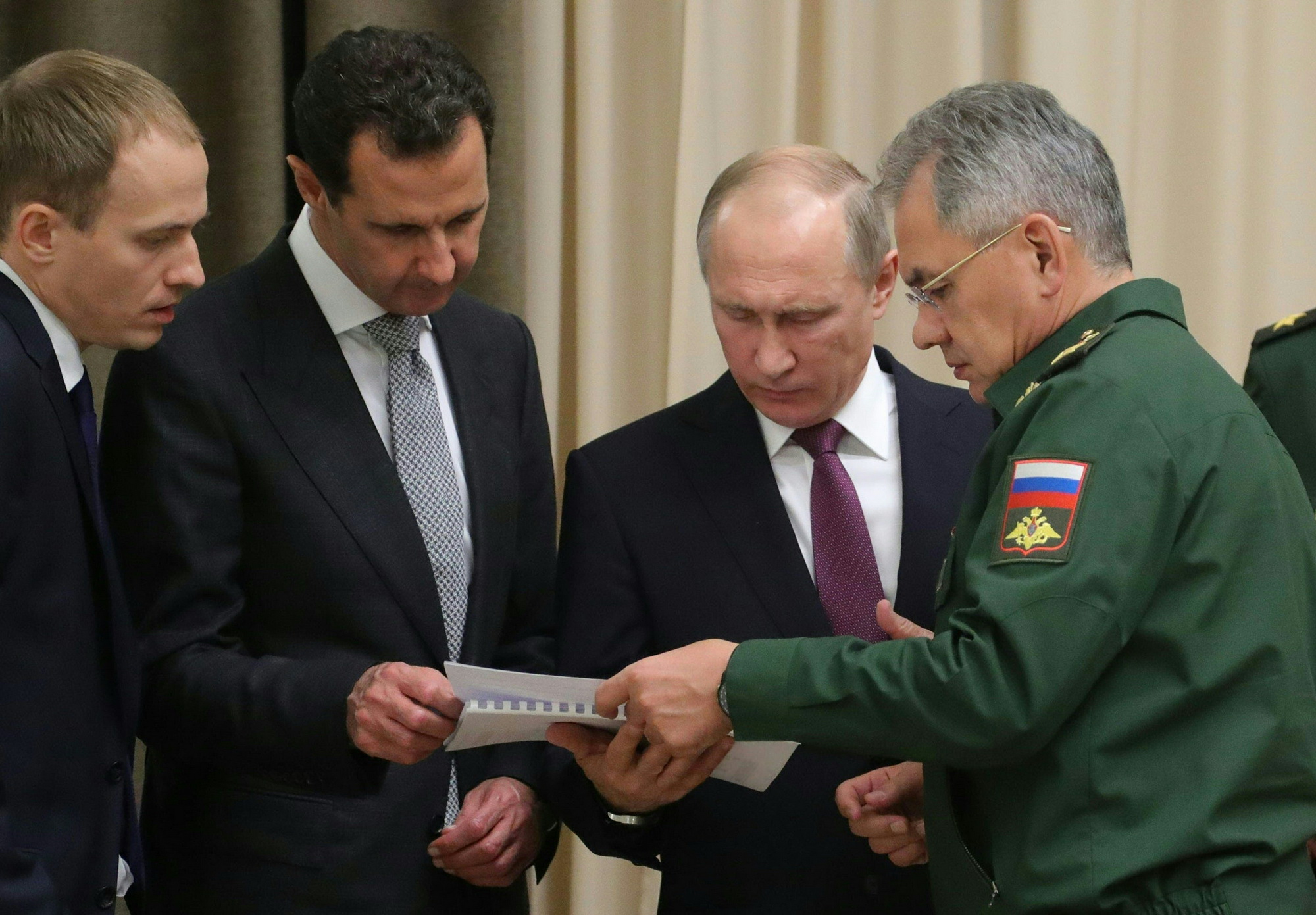 Tổng thống Nga Vladimir Putin (thứ hai, phải) và Bộ trưởng Quốc phòng Nga Sergei Shoigu (phải) trong cuộc gặp Tổng thống Syria Bashar al-Assad (thứ 2, trái) tại Sochi ngày 20/11. (Nguồn: AFP/TTXVN)