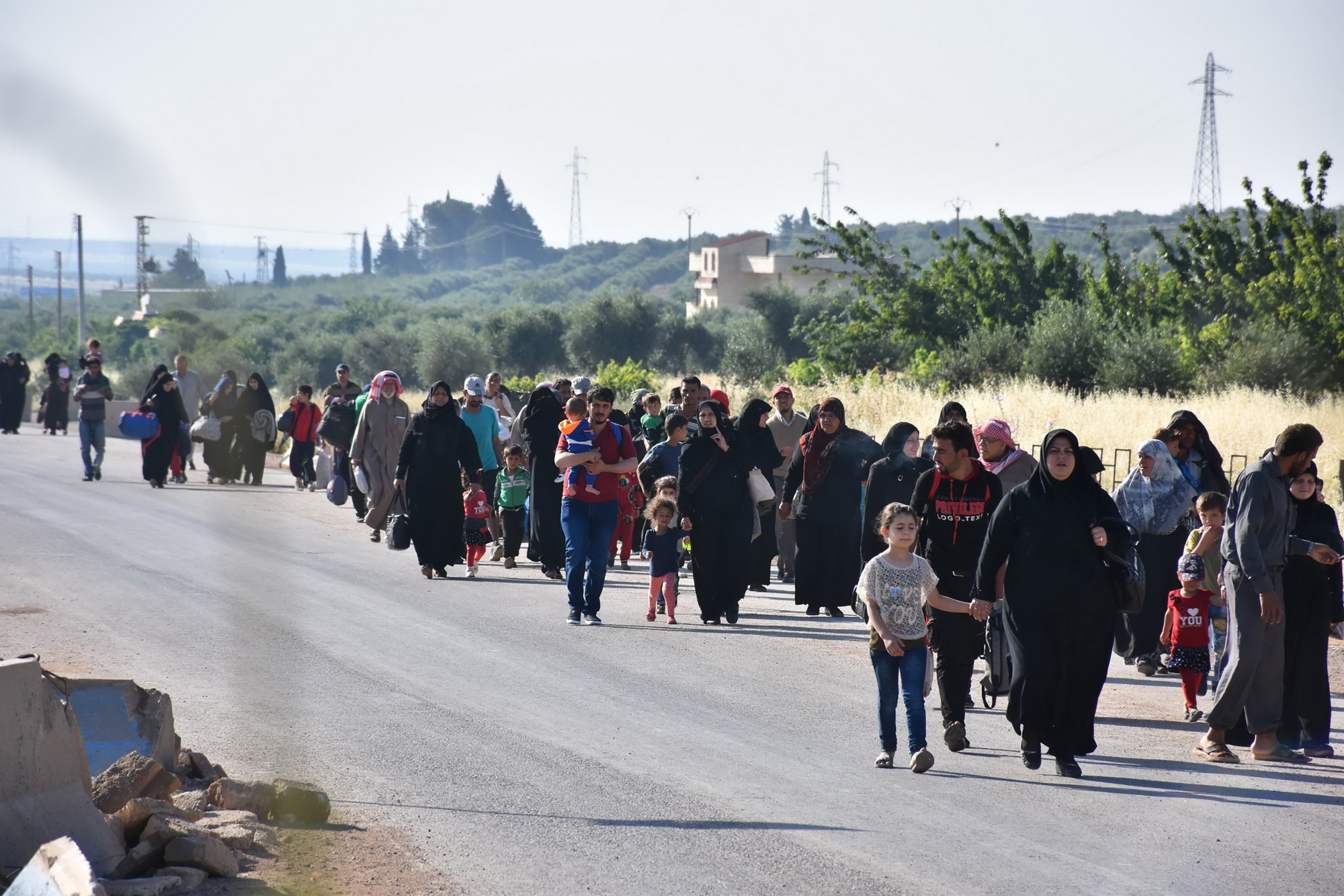 Người tị nạn Syria tới một trạm kiểm soát ở Afrin ngày 9/6/2016. (Nguồn: AFP/TTXVN)