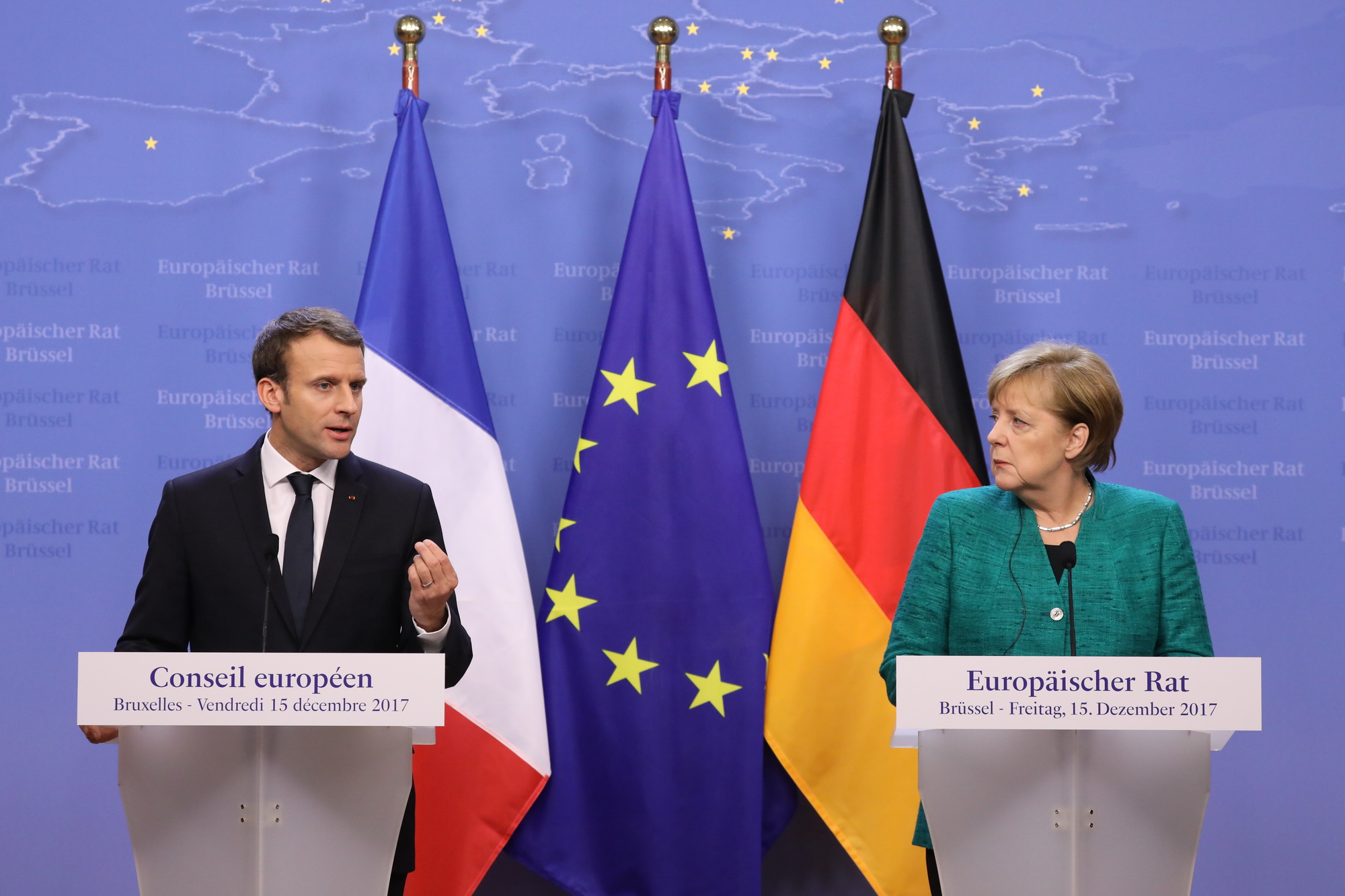 Thủ tướng Đức Angela Merkel (phải) và Tổng thống Pháp Macron. (Nguồn: THX/TTXVN)