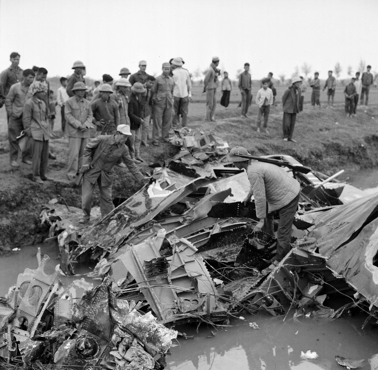 Xác máy bay B-52 bị bắn rơi ngày 21/12/1972. (Ảnh: Tư liệu/TTXVN)