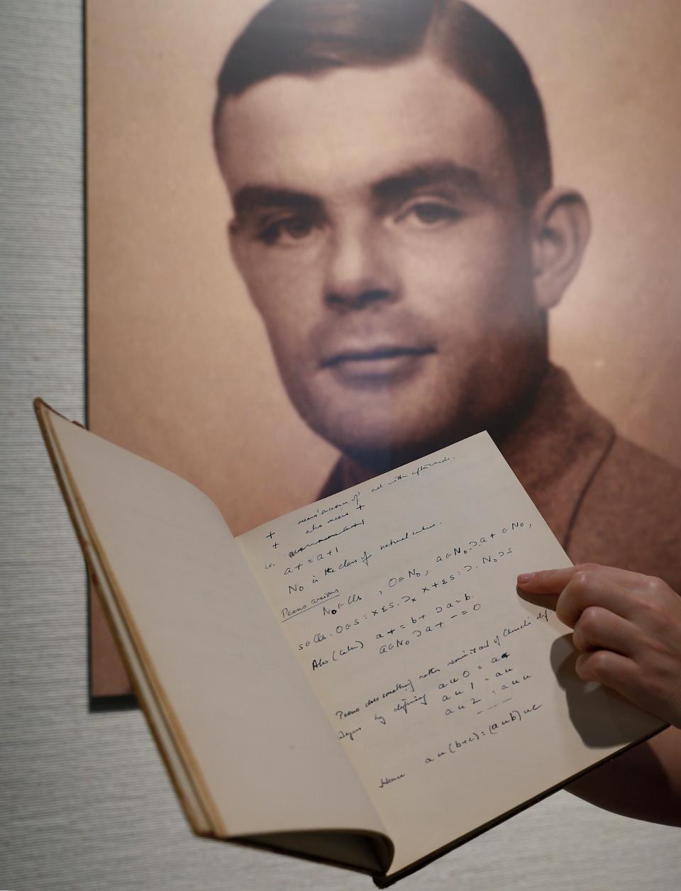 Một trang trong cuốn sổ ghi chép của nhà toán học người Anh và là người tiên phong trong khoa học máy tính Alan Turing, thiên tài về mã số thời Chiến tranh thế giới II. (Nguồn: AP) 