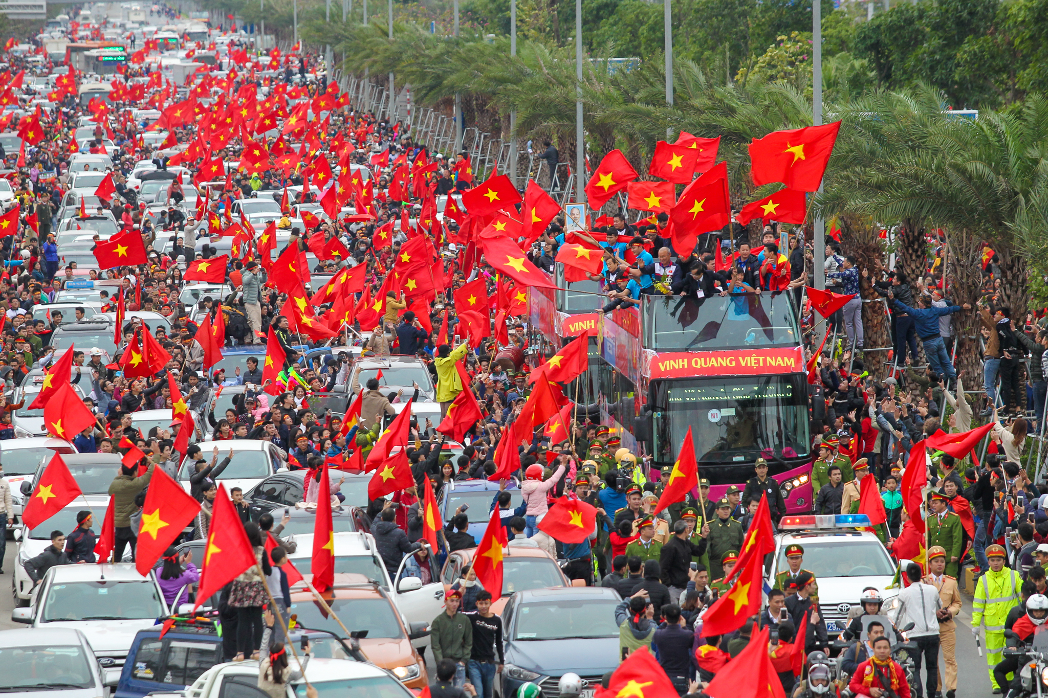 Khoảnh khắc hàng vạn lá cờ đỏ sao vàng tung bay trong gió khiến nhiều người tự hào xúc động (Ảnh: Lê Minh Sơn/Vietnam+)