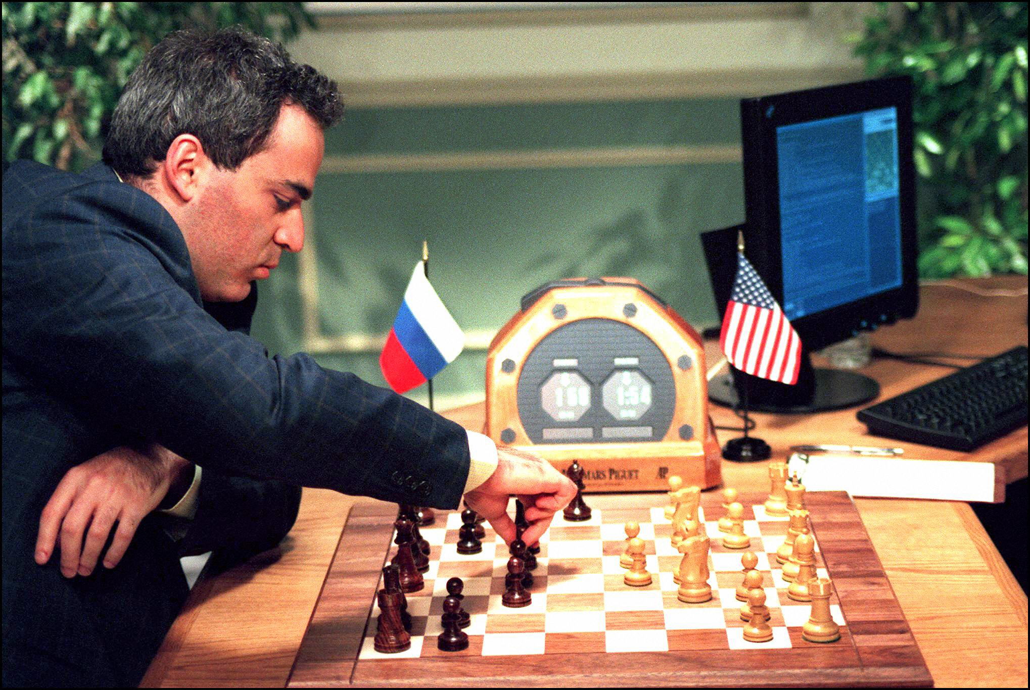 Nhà vô địch cờ vua thế giới Garry Kasparov (trái) trong trận đấu thứ tư với máy đánh cờ IBM Deep Blue. (Nguồn: Getty Images)