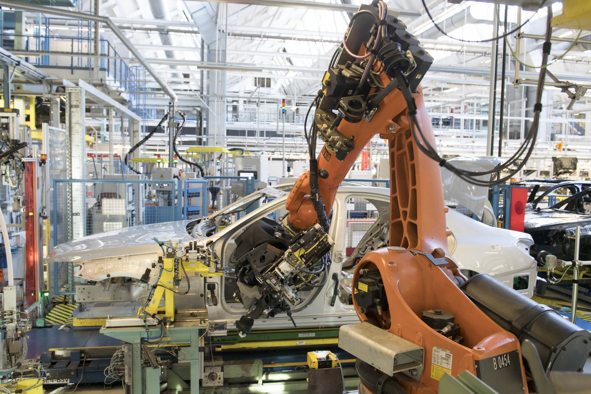 Robot gắn buồng lái vào một chiếc xe Mercedes-Benz S-Class trên dây chuyền lắp ráp tại Nhà máy sản xuất ôtô Mercedes-Benz, có trụ sở tại Stuttgart, Đức. (Nguồn: AFP)