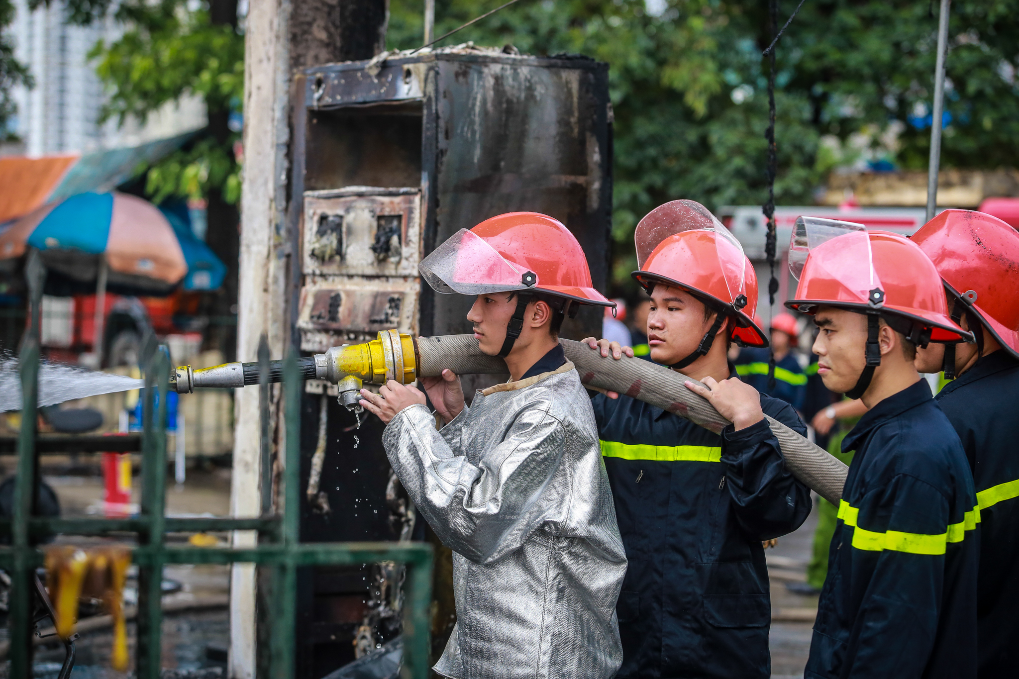 Các chiến sỹ trẻ thuộc Phòng Cảnh sát PCCC số 8 quận Hoàng Mai đang phun nước khống chế đám cháy cây xăng Sang Mạn vào năm 2016. (Ảnh: Minh Sơn/Vietnam+)