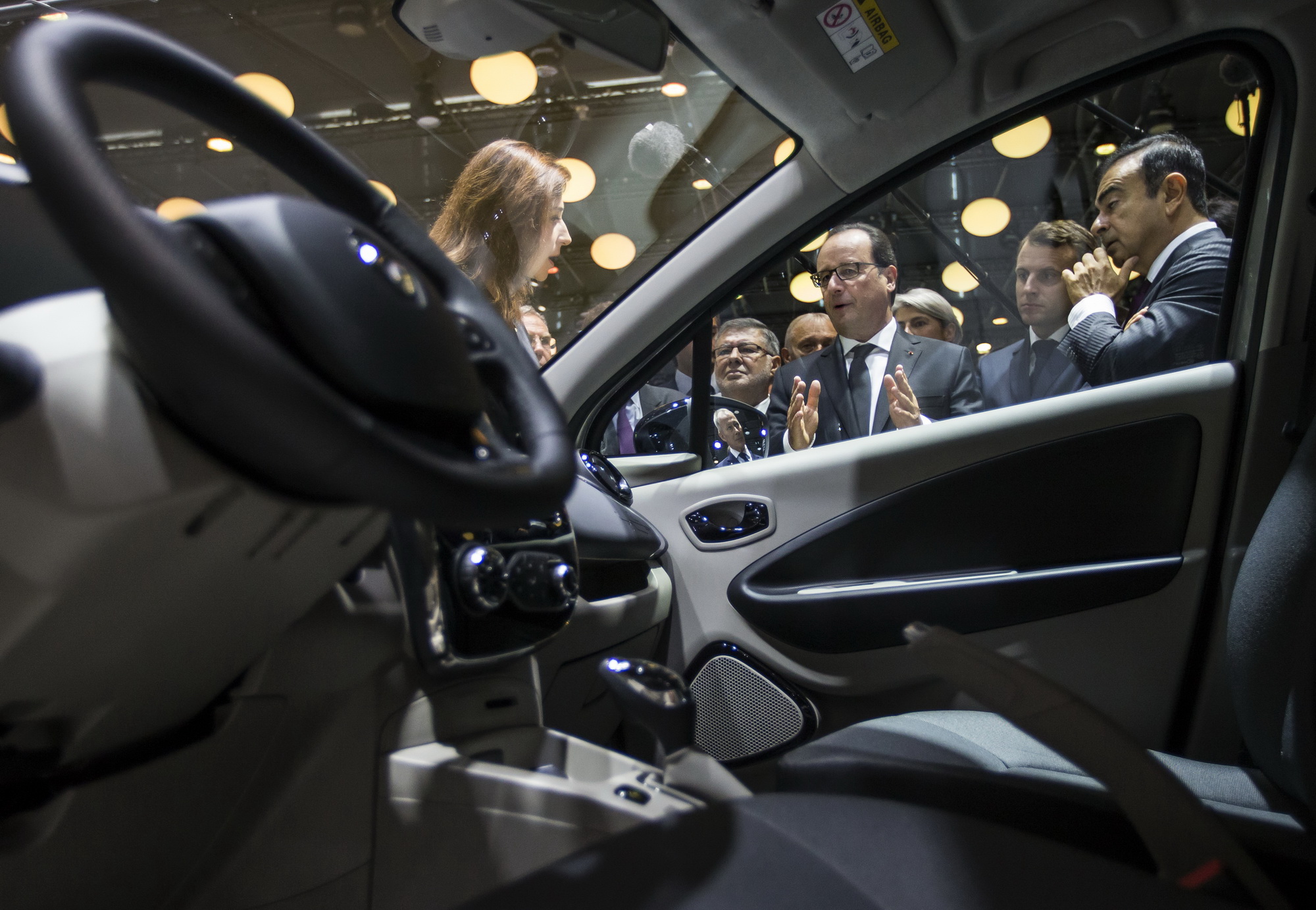 Tổng thống Pháp Francois Hollande và CEO của Nissan-Renault Carlos Ghosn tại Triển lãm ôtô Paris ngày 3/10/2014. (Nguồn: AFP)