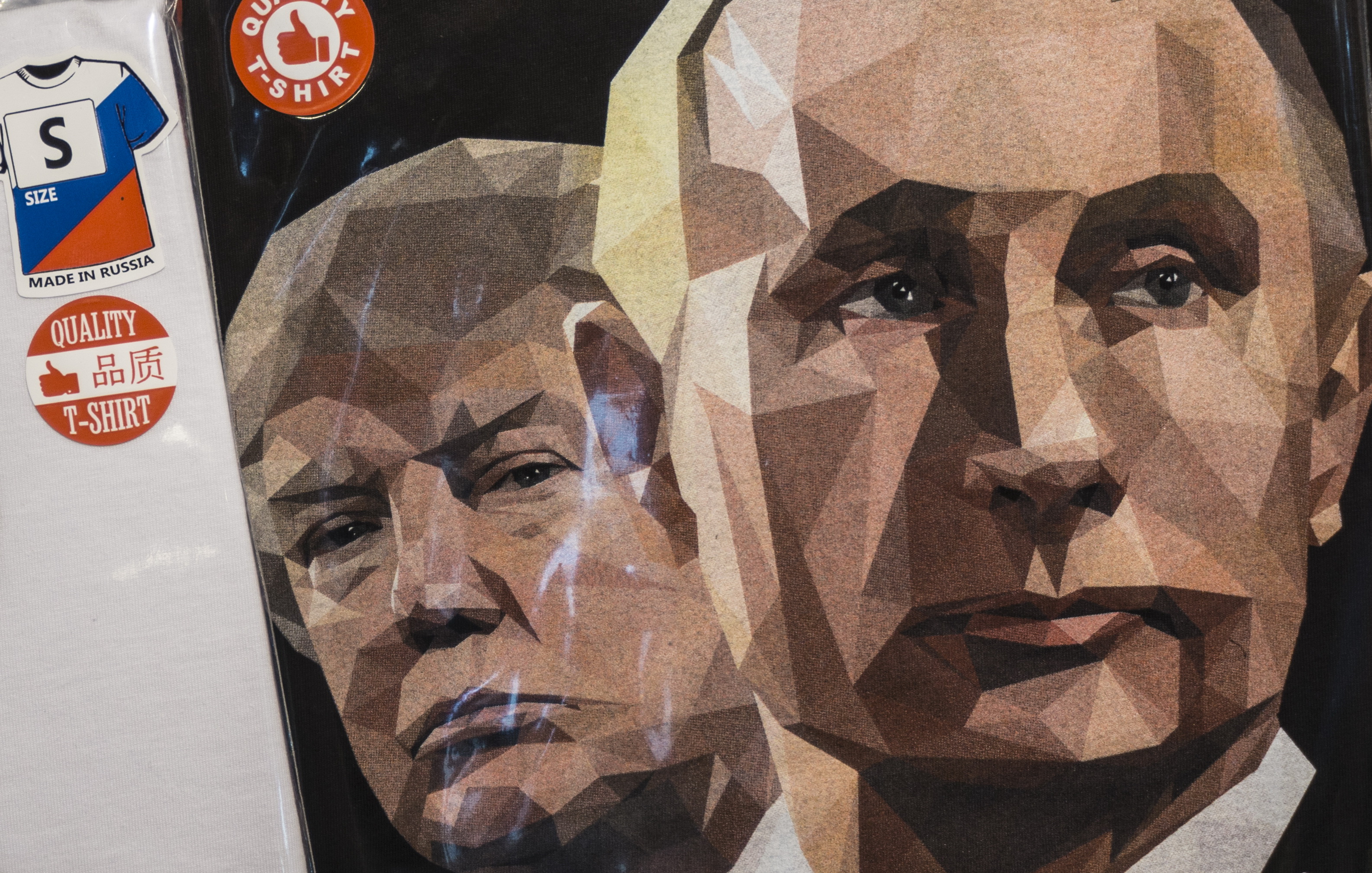 Một chiếc áo phông in hình Tổng thống Mỹ Donald Trump và Tổng thống Nga Vladimir Putin. (Nguồn: AFP)