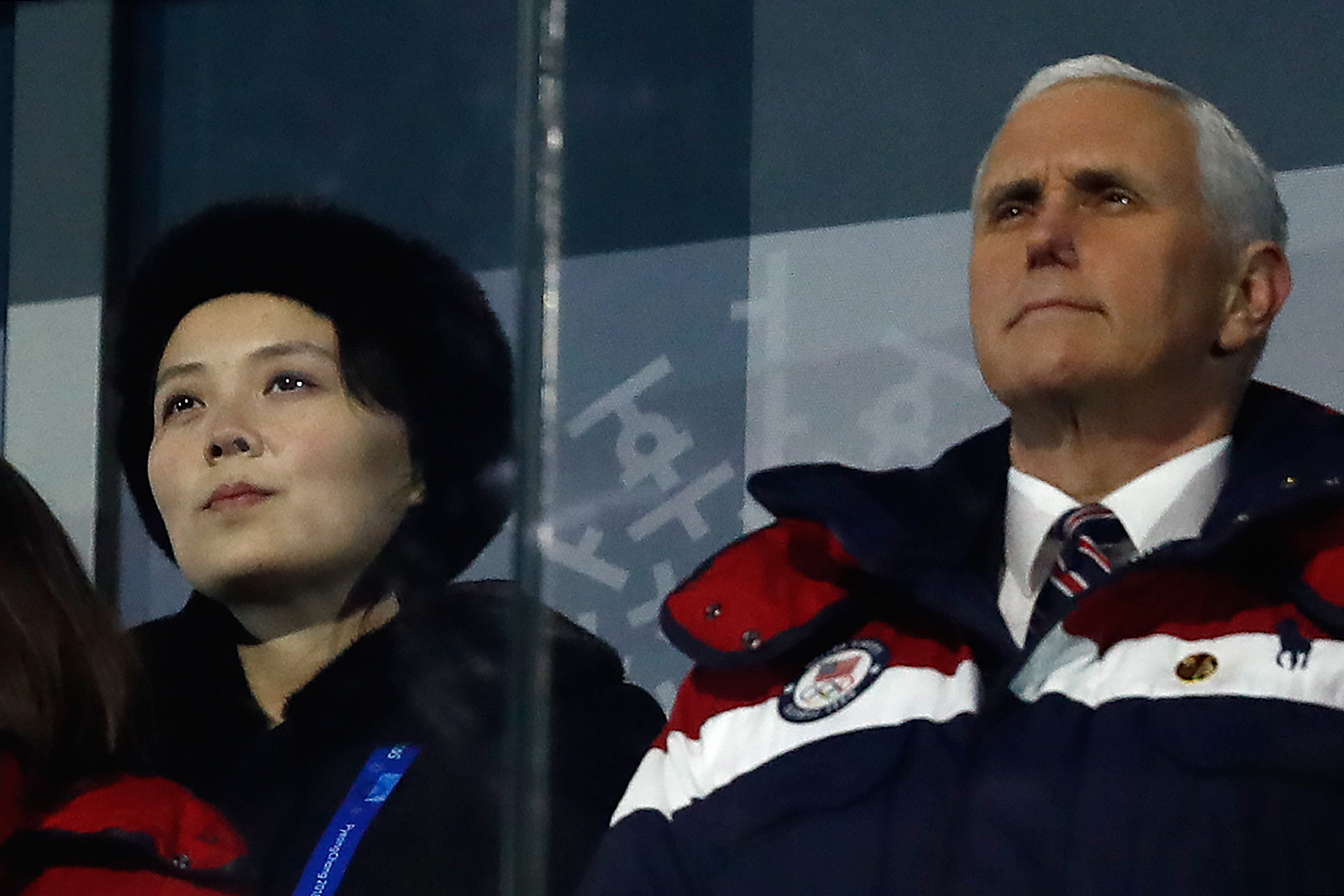 Phó Tổng thống Mỹ Mike Pence (phải) và em gái Nhà lãnh đạo Triều Tiên Kim Jong Un, cô Kim Yo Jong, ngồi cạnh nhau tại lễ khai mạc Olympic Pyeongchang 2018, ngày 9/2. Tuy nhiên, hai bên đã không có cái bắt tay lịch sử như kỳ vọng. (Nguồn: AFP)