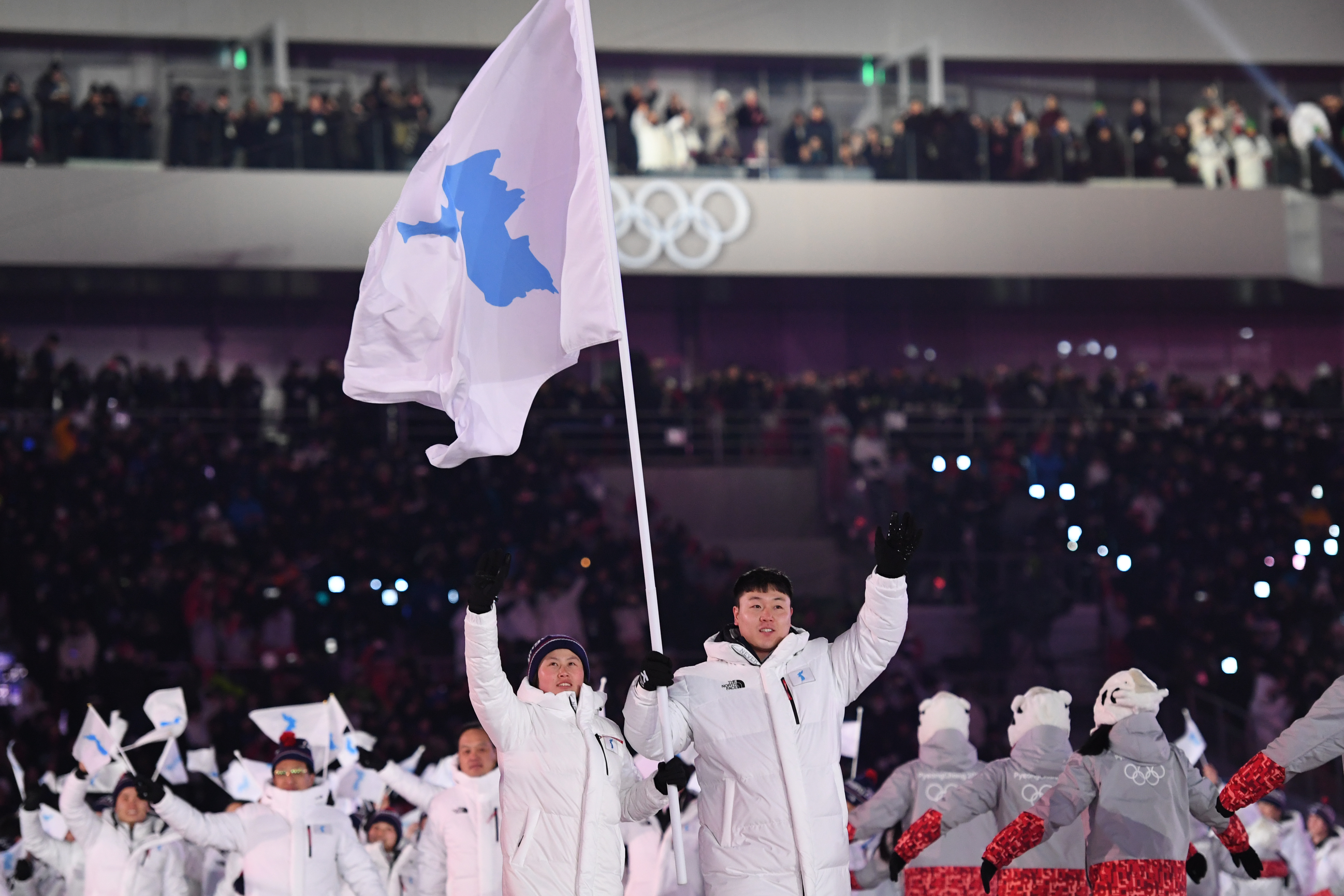 Vận động viên hai nước Hàn Quốc và Triều Tiên cùng diều hành thành một đoàn dưới lá cờ thống nhất liên Triều tại lễ khai mạc Olympic mùa Đông 2018. (Nguồn: AFP)