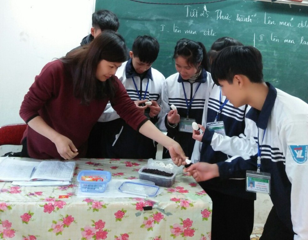 Những bài giảng không chỉ là lý thuyết, cô Hà luôn mang cả vật mẫu đến lớp cho học sinh nghiên cứu. (Ảnh: PV/Vietnam+)